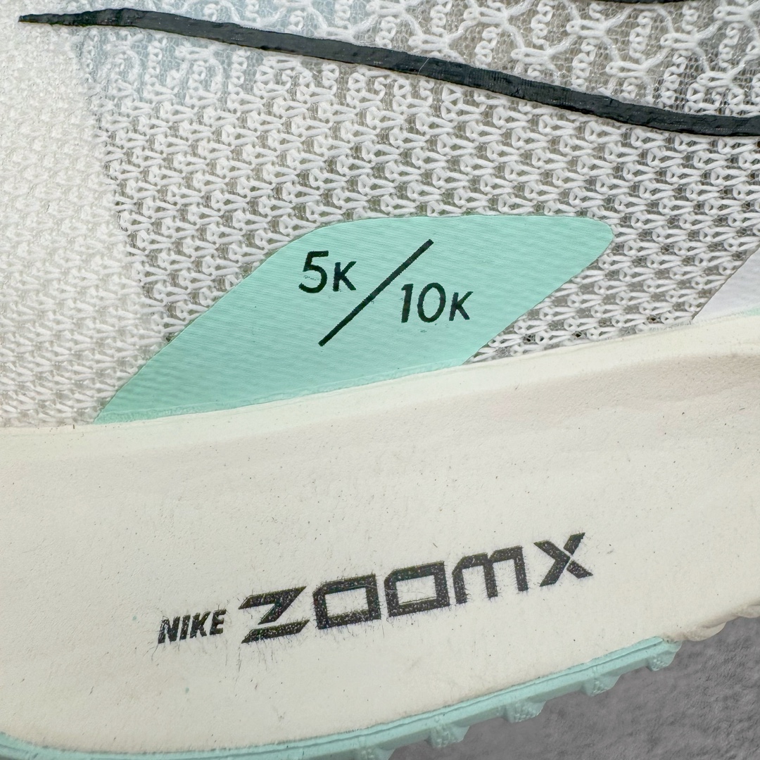 图片[16]-💰180 ＃纯原 NK ZoomX Streakfly Proto Running 5K/10K短跑马拉松系带系列轻量休闲运动慢跑鞋 FV0166-101 此鞋专为短跑运动员而生，是为 5 至 10 公里距离的赛事和训练打造。整体设计採用流线型的轻质工程网眼材质构成鞋面，并与其他 Nike Running 旗舰鞋款同样搭载全脚掌 ZoomX 缓衝中底，搭配 Pebax 物料与橡胶外底。ZoomX StreakFly 首发配色以“Prototype”呈现，其灵感是来自开发期间的磨损测试，透过编号的标记与内侧的预期跑步距离突出研发过程。尺码：36 36.5 37.5 38 38.5 39 40 40.5 41 42 42.5 43 44 44.5 45 编码：Sby2936050-运动鞋