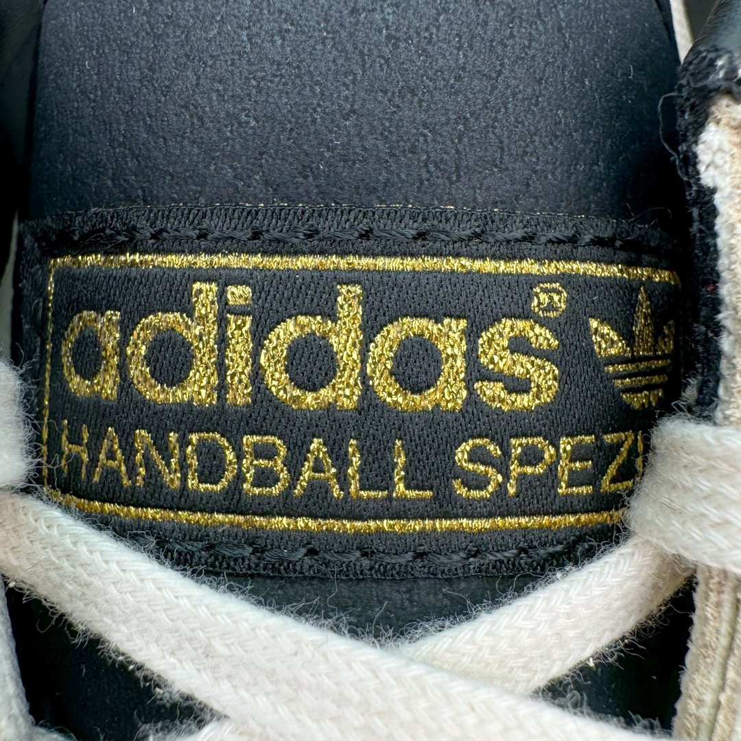 图片[13]-💰180 ＃C版纯原 AD Originals Handball SPZL 手球运动员系列百搭休闲运动板鞋 IE3698 这款来自阿迪达斯的这款HANDBALL SPZL前身是一双手球运动鞋，这一次拿来复刻，所以鞋面的主要色彩选用了黑色， 鞋面外侧除了Spezial字母之外还有三叶草标志。Handball SPZL作为复古手球训练鞋与作为室内足球鞋的Samba有着异曲同工之处，但是质感更为出众的鞋身以及丰富的配色选择比起Samba来讲可以说是更胜一筹了！尺码：36 36⅔ 37⅓ 38 38⅔ 39⅓ 40 40⅔ 41⅓ 42 42⅔ 43⅓ 44 45  编码：Jby2936050-运动鞋