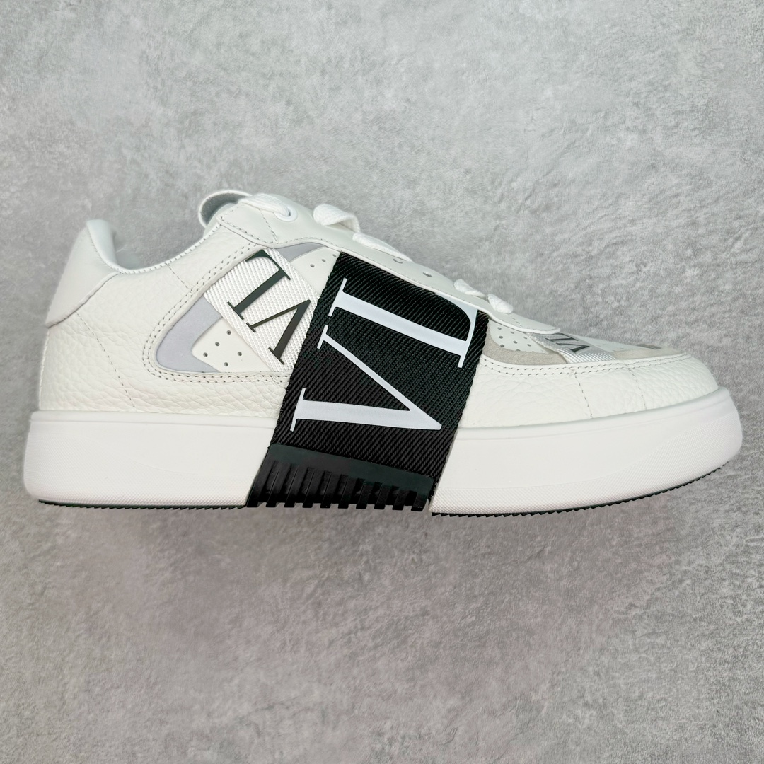 💰400 华伦天奴 Valentino Garavani VL7N Low Sneaker 系列低帮百搭绑带小白鞋板鞋 原楦数据开发版型 配置原装礼盒防尘袋及包装物 采用进口头层荔枝纹小牛皮革组合固色翻毛皮鞋面材质 小牛真皮内衬及内里灌注PU缓震乳胶脚垫 外置厚实RB增高橡胶大底 个性标识与街头灵感完美平衡 意大利高奢时装品牌 6个绑带搭配橡胶质感VLTN LOGO Valentino Garavani LOGO印在背部和鞋舌 尺码 : 35 36 37 38 39 40 41 42 43 44 45 编码：Wby4936070-运动鞋