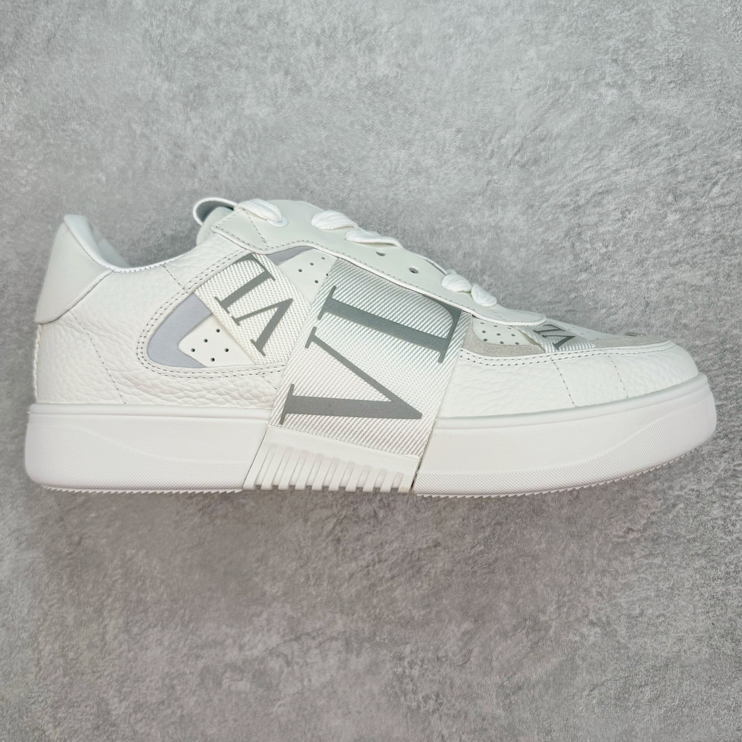 💰400 华伦天奴 Valentino Garavani VL7N Low Sneaker 系列低帮百搭绑带小白鞋板鞋 原楦数据开发版型 配置原装礼盒防尘袋及包装物 采用进口头层荔枝纹小牛皮革组合固色翻毛皮鞋面材质 小牛真皮内衬及内里灌注PU缓震乳胶脚垫 外置厚实RB增高橡胶大底 个性标识与街头灵感完美平衡 意大利高奢时装品牌 6个绑带搭配橡胶质感VLTN LOGO Valentino Garavani LOGO印在背部和鞋舌 尺码 : 35 36 37 38 39 40 41 42 43 44 45 编码：Wby4936070-运动鞋