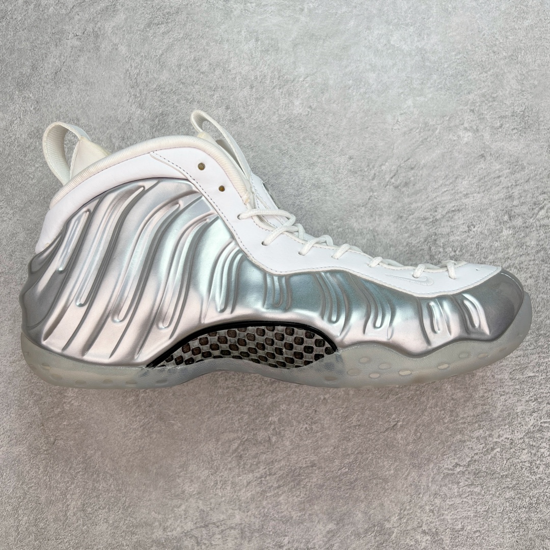 ＃纯原福利 NK Air Foamposite One 白银喷 莞产原底面 公司渠道同模具 鞋型发泡360度无死角 双层Zoom气垫植入 中底完美注胶 搭载原厂碳纤维材质 诞生于1997年的NK Air Foamposite系列可以说是整个球鞋历史上最为经典的系列之一 也就是我们常说的“喷”和“泡” 其中“喷”由Foamposite One代言人Penny的英文音译而来 而“泡”则来源于另一款鞋型 Foamposite Pro中\\\”pro\\\”的音译 在诞生初期 由于高昂的造价以及超前的外形 Foamposite系列的反对者不在少数 甚至有人认为这款鞋会毁掉整个球鞋行业 但事实证明这双灵感来自于甲虫 自带“黑科技”鞋面以及双层Zoom+大块碳板的太空球鞋不仅受到了大众的接受与追捧 并且成功的影响了篮球鞋的发展 尺码：38.5 39 40 40.5 41 42 42.5 43 44 44.5 45 46-选品中心