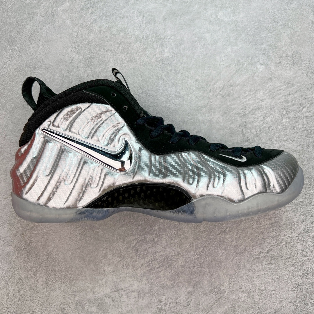 ＃纯原福利 NK Air Foamposite One 银霞泡 莞产原底面 公司渠道同模具 鞋型发泡360度无死角 双层Zoom气垫植入 中底完美注胶 搭载原厂碳纤维材质 诞生于1997年的NK Air Foamposite系列可以说是整个球鞋历史上最为经典的系列之一 也就是我们常说的“喷”和“泡” 其中“喷”由Foamposite One代言人Penny的英文音译而来 而“泡”则来源于另一款鞋型 Foamposite Pro中\\\”pro\\\”的音译 在诞生初期 由于高昂的造价以及超前的外形 Foamposite系列的反对者不在少数 甚至有人认为这款鞋会毁掉整个球鞋行业 但事实证明这双灵感来自于甲虫 自带“黑科技”鞋面以及双层Zoom+大块碳板的太空球鞋不仅受到了大众的接受与追捧 并且成功的影响了篮球鞋的发展 尺码：38.5 39 40 40.5 41 42 42.5 43 44 44.5 45 46-选品中心
