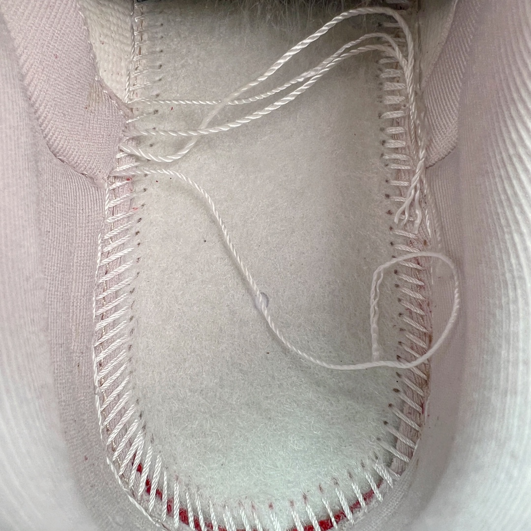 图片[10]-＃K1 NK Dunk Low LX CNY Year Of The Dragon 龙年限定 云起祥龙 白红 FZ5065-112 全鞋以白绿色呈现 红色和蓝色点缀 鞋面采用皮革和翻毛皮材质拼接打造 并在翻毛皮上加入了龙鳞纹图案 鞋带扣也换成了龙爪样式 新年氛围感十足 全新支线性价比拉满 迎合行情定价 正确头层皮料 细节均购入原鞋校对开发 全套原纸板楦头加持 细节品控鞋型稳定 独家私模官方最新原厂磨具打造大底 鞋头坡度极致还原 原盒原配 玻璃冲刀 超高清洁度 全鞋零毛边皮料切割 正确中底布背胶中底布拉帮走线 尺码：36 36.5 37.5 38 38.5 39 40 40.5 41 42 42.5 43 44 44.5 45 46-选品中心