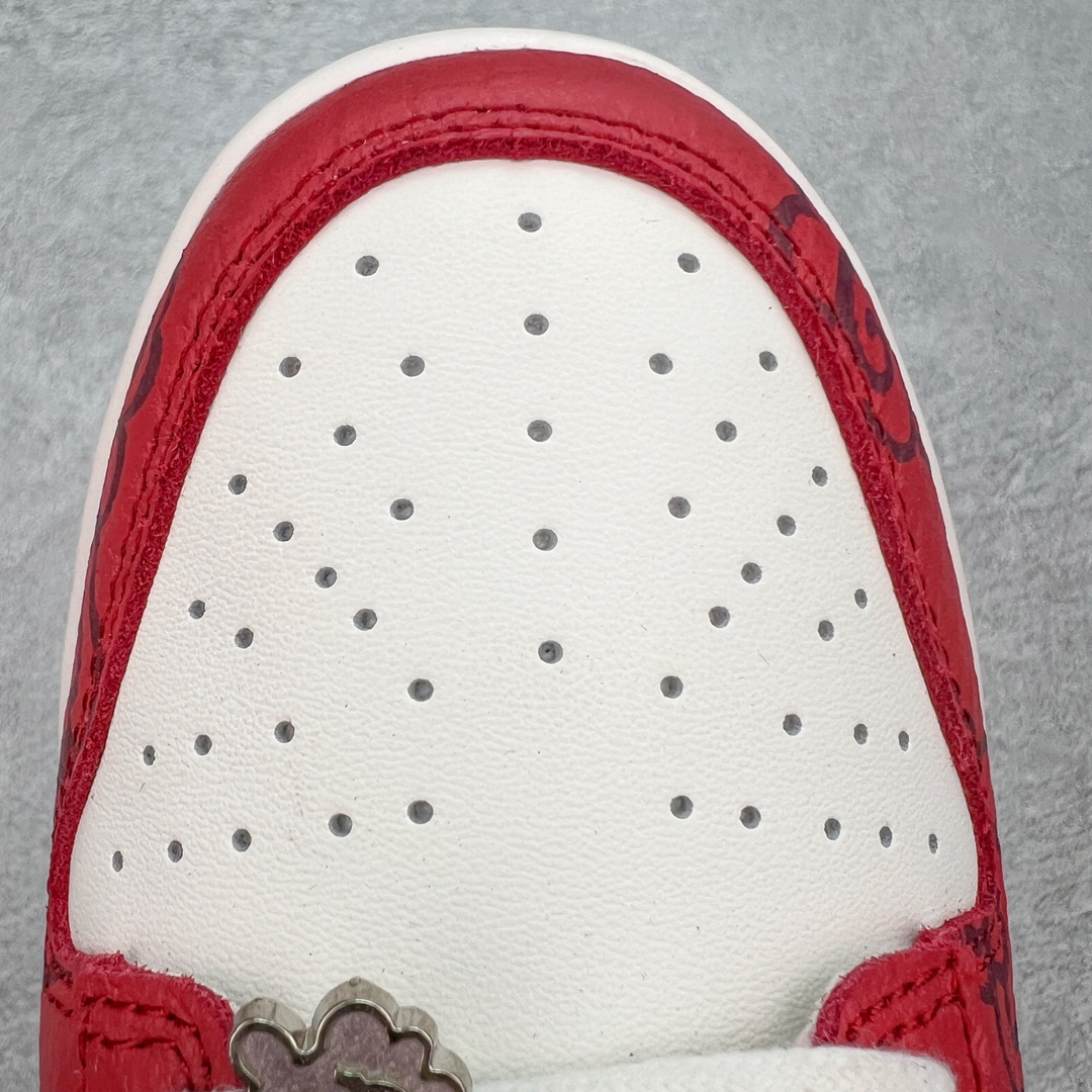 图片[18]-＃K1 NK Dunk Low LX CNY Year Of The Dragon 龙年限定 云起祥龙 白红 FZ5065-112 全鞋以白绿色呈现 红色和蓝色点缀 鞋面采用皮革和翻毛皮材质拼接打造 并在翻毛皮上加入了龙鳞纹图案 鞋带扣也换成了龙爪样式 新年氛围感十足 全新支线性价比拉满 迎合行情定价 正确头层皮料 细节均购入原鞋校对开发 全套原纸板楦头加持 细节品控鞋型稳定 独家私模官方最新原厂磨具打造大底 鞋头坡度极致还原 原盒原配 玻璃冲刀 超高清洁度 全鞋零毛边皮料切割 正确中底布背胶中底布拉帮走线 尺码：36 36.5 37.5 38 38.5 39 40 40.5 41 42 42.5 43 44 44.5 45 46-选品中心