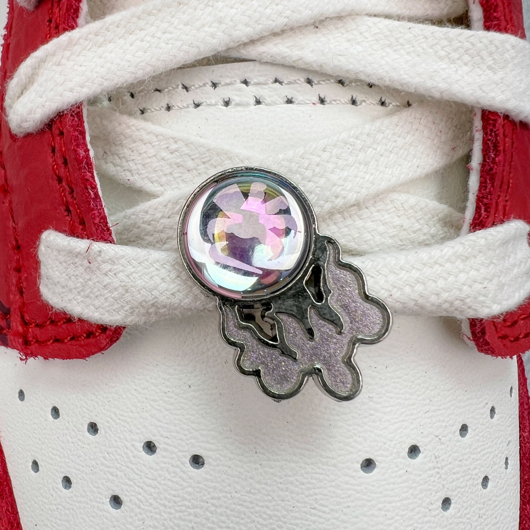 图片[13]-＃K1 NK Dunk Low LX CNY Year Of The Dragon 龙年限定 云起祥龙 白红 FZ5065-112 全鞋以白绿色呈现 红色和蓝色点缀 鞋面采用皮革和翻毛皮材质拼接打造 并在翻毛皮上加入了龙鳞纹图案 鞋带扣也换成了龙爪样式 新年氛围感十足 全新支线性价比拉满 迎合行情定价 正确头层皮料 细节均购入原鞋校对开发 全套原纸板楦头加持 细节品控鞋型稳定 独家私模官方最新原厂磨具打造大底 鞋头坡度极致还原 原盒原配 玻璃冲刀 超高清洁度 全鞋零毛边皮料切割 正确中底布背胶中底布拉帮走线 尺码：36 36.5 37.5 38 38.5 39 40 40.5 41 42 42.5 43 44 44.5 45 46-选品中心