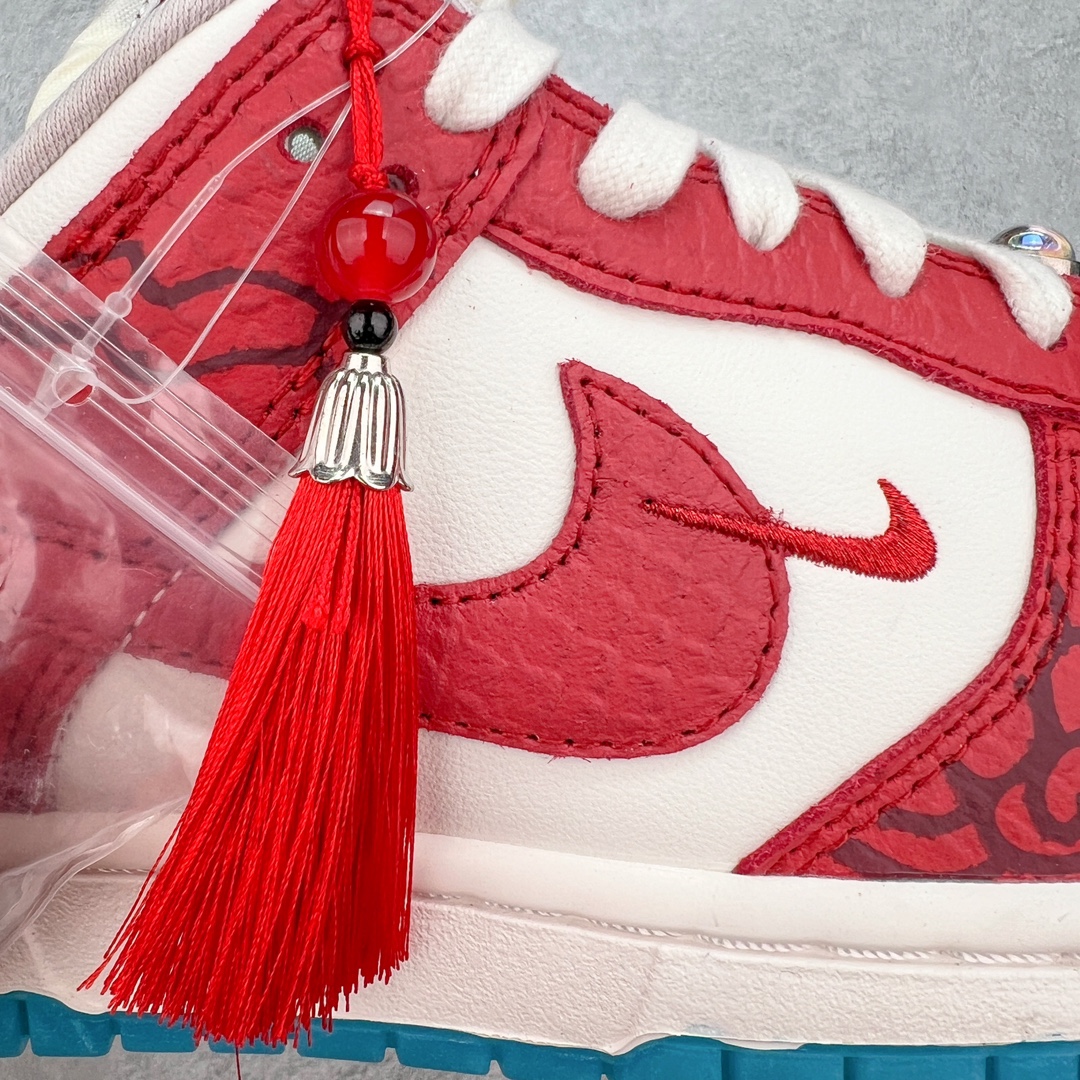 图片[16]-＃K1 NK Dunk Low LX CNY Year Of The Dragon 龙年限定 云起祥龙 白红 FZ5065-112 全鞋以白绿色呈现 红色和蓝色点缀 鞋面采用皮革和翻毛皮材质拼接打造 并在翻毛皮上加入了龙鳞纹图案 鞋带扣也换成了龙爪样式 新年氛围感十足 全新支线性价比拉满 迎合行情定价 正确头层皮料 细节均购入原鞋校对开发 全套原纸板楦头加持 细节品控鞋型稳定 独家私模官方最新原厂磨具打造大底 鞋头坡度极致还原 原盒原配 玻璃冲刀 超高清洁度 全鞋零毛边皮料切割 正确中底布背胶中底布拉帮走线 尺码：36 36.5 37.5 38 38.5 39 40 40.5 41 42 42.5 43 44 44.5 45 46-选品中心