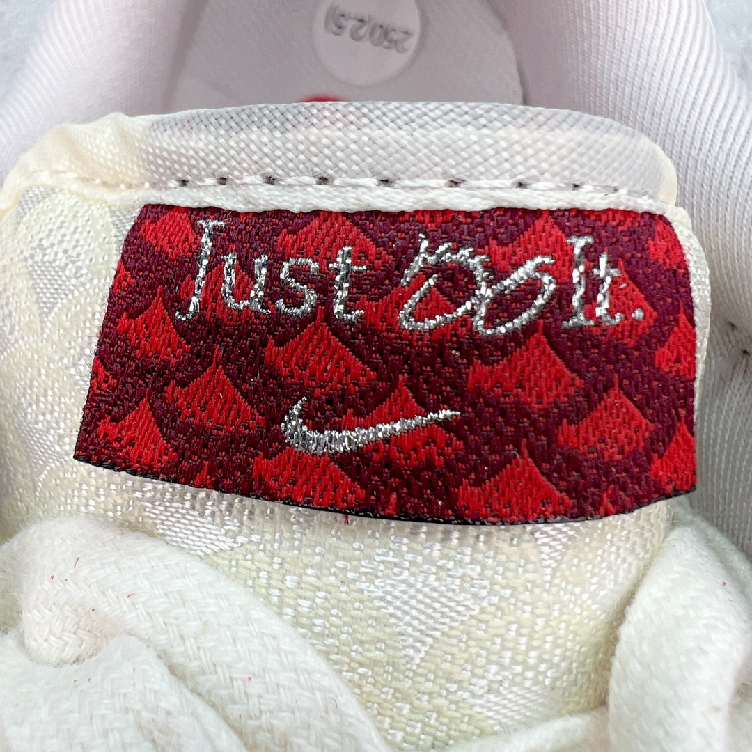 图片[12]-＃K1 NK Dunk Low LX CNY Year Of The Dragon 龙年限定 云起祥龙 白红 FZ5065-112 全鞋以白绿色呈现 红色和蓝色点缀 鞋面采用皮革和翻毛皮材质拼接打造 并在翻毛皮上加入了龙鳞纹图案 鞋带扣也换成了龙爪样式 新年氛围感十足 全新支线性价比拉满 迎合行情定价 正确头层皮料 细节均购入原鞋校对开发 全套原纸板楦头加持 细节品控鞋型稳定 独家私模官方最新原厂磨具打造大底 鞋头坡度极致还原 原盒原配 玻璃冲刀 超高清洁度 全鞋零毛边皮料切割 正确中底布背胶中底布拉帮走线 尺码：36 36.5 37.5 38 38.5 39 40 40.5 41 42 42.5 43 44 44.5 45 46-选品中心