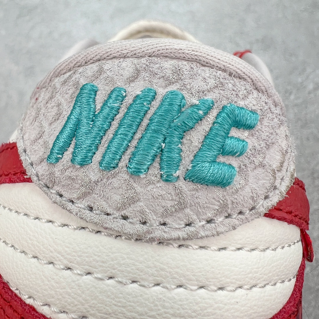 图片[14]-＃K1 NK Dunk Low LX CNY Year Of The Dragon 龙年限定 云起祥龙 白红 FZ5065-112 全鞋以白绿色呈现 红色和蓝色点缀 鞋面采用皮革和翻毛皮材质拼接打造 并在翻毛皮上加入了龙鳞纹图案 鞋带扣也换成了龙爪样式 新年氛围感十足 全新支线性价比拉满 迎合行情定价 正确头层皮料 细节均购入原鞋校对开发 全套原纸板楦头加持 细节品控鞋型稳定 独家私模官方最新原厂磨具打造大底 鞋头坡度极致还原 原盒原配 玻璃冲刀 超高清洁度 全鞋零毛边皮料切割 正确中底布背胶中底布拉帮走线 尺码：36 36.5 37.5 38 38.5 39 40 40.5 41 42 42.5 43 44 44.5 45 46-选品中心