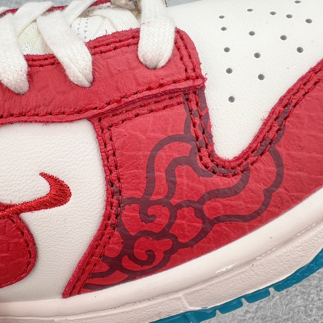 图片[17]-＃K1 NK Dunk Low LX CNY Year Of The Dragon 龙年限定 云起祥龙 白红 FZ5065-112 全鞋以白绿色呈现 红色和蓝色点缀 鞋面采用皮革和翻毛皮材质拼接打造 并在翻毛皮上加入了龙鳞纹图案 鞋带扣也换成了龙爪样式 新年氛围感十足 全新支线性价比拉满 迎合行情定价 正确头层皮料 细节均购入原鞋校对开发 全套原纸板楦头加持 细节品控鞋型稳定 独家私模官方最新原厂磨具打造大底 鞋头坡度极致还原 原盒原配 玻璃冲刀 超高清洁度 全鞋零毛边皮料切割 正确中底布背胶中底布拉帮走线 尺码：36 36.5 37.5 38 38.5 39 40 40.5 41 42 42.5 43 44 44.5 45 46-选品中心