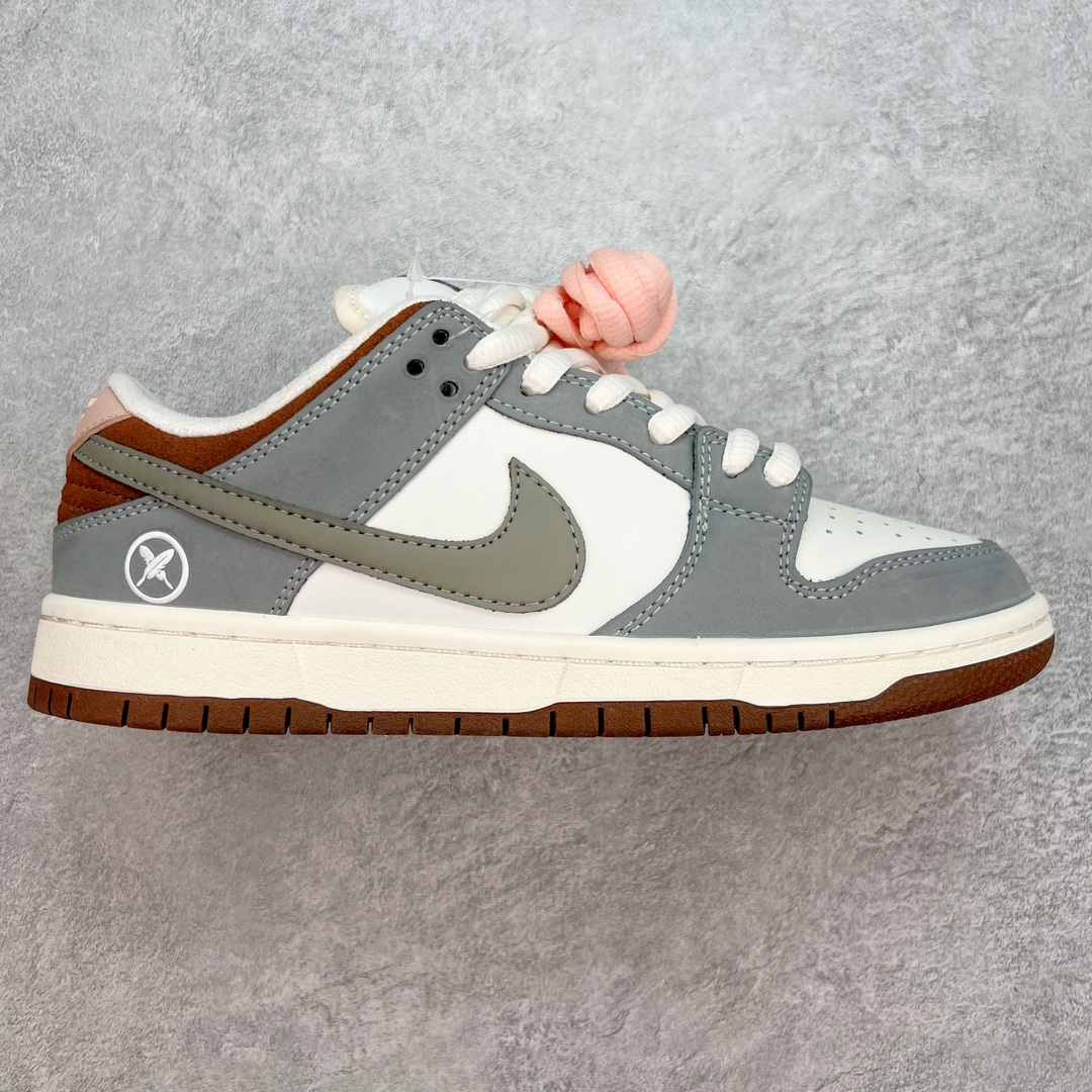 💰190 ＃K1 Yuto Horigome x NK SB Dunk Low \”Soft Mid-Grey\” 联名冠军羽翼灰棕 FQ1180-001 全新支线性价比拉满 迎合行情定价 正确头层皮料 细节均购入原鞋校对开发 全套原纸板楦头加持 细节品控鞋型稳定 独家私模官方最新原厂磨具打造大底 鞋头坡度极致还原 原盒原配 玻璃冲刀 超高清洁度 全鞋零毛边皮料切割 正确中底布背胶中底布拉帮走线 SIZE：36 36.5 37.5 38 38.5 39 40 40.5 41 42 42.5 43 44 44.5 45 46 编码：by2936060-运动鞋