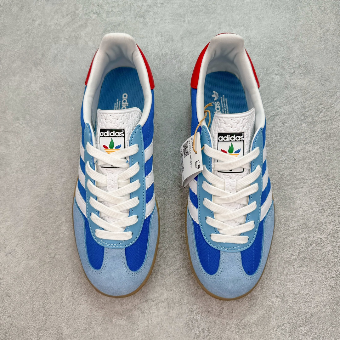 图片[2]-💰180 ＃S2纯原 AD Original Gazelle Indoor Trainers 瞪羚室内鞋系列低帮复古百搭休闲运动德训风板鞋 蓝色 IF9643 高端零售特供批次 原厂定制长毛翻毛皮组合环保纤维革鞋面材质 内置环保海玻璃鞋垫 外置RB橡胶大底 产品品控稳定性领先行业 原厂全套原楦原纸板冲刀磨具开发 原厂皮料加持 原厂港宝加持定型后跟R度完美 将复古进行到底 简约流畅 三十年不变经典 这款Gazelle运动鞋 无论面料、配色、质感或设计 都只在重现其1991年原款的经典 皮革鞋面 撞色三条纹和鞋跟标的设计 力求呈现90年代的经典复古风潮 Samba火热的同时 也带动了其它的复古鞋型 Gazelle便是其中一只 Gazelle Indoor拥有包边更宽的T字型鞋头 更好的保护运动员的前掌 浓浓的复古氛围感 非常适合现在流行的Cleanfit风格 SIZE：36 36.5 37.5 38 38.5 39 40 40.5 41 42 42.5 43 44 44.5 45 46 编码：by2936050-运动鞋