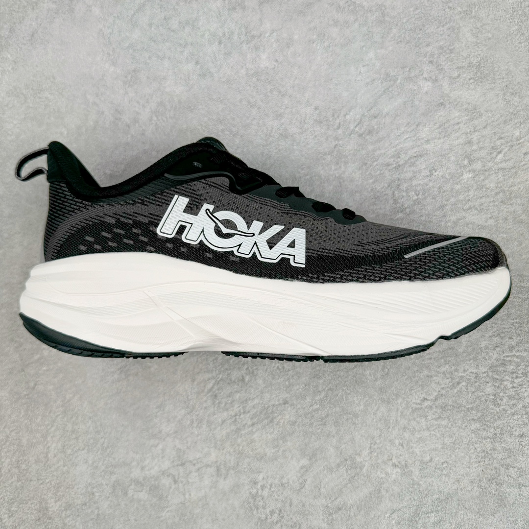 💰180 HOKA ONE ONE SKY FLOW 低帮舒适百搭防滑耐磨低帮休闲跑步鞋男女同款 始终致力于为所有跑者提供更新、更好的跑步装备 相比常规跑鞋 HOKA ONE ONE特别研发使用性能独特的几何形跑鞋中底 此种鞋底更厚、更高、回弹性也更好 除了卓越的缓冲性能 它还能为各种阶段的跑者带来更具动感、更加稳定的跑步体验 HOKA One One从设计之初就清楚意识到 要保证跑者步幅的均匀一致 双脚自然而然的运动至关重要 SIZE：36 36.5 37.5 38 38.5 39 40 40.5 41 42 42.5 43 44 44.5 45 编码：Bby2936050-运动鞋