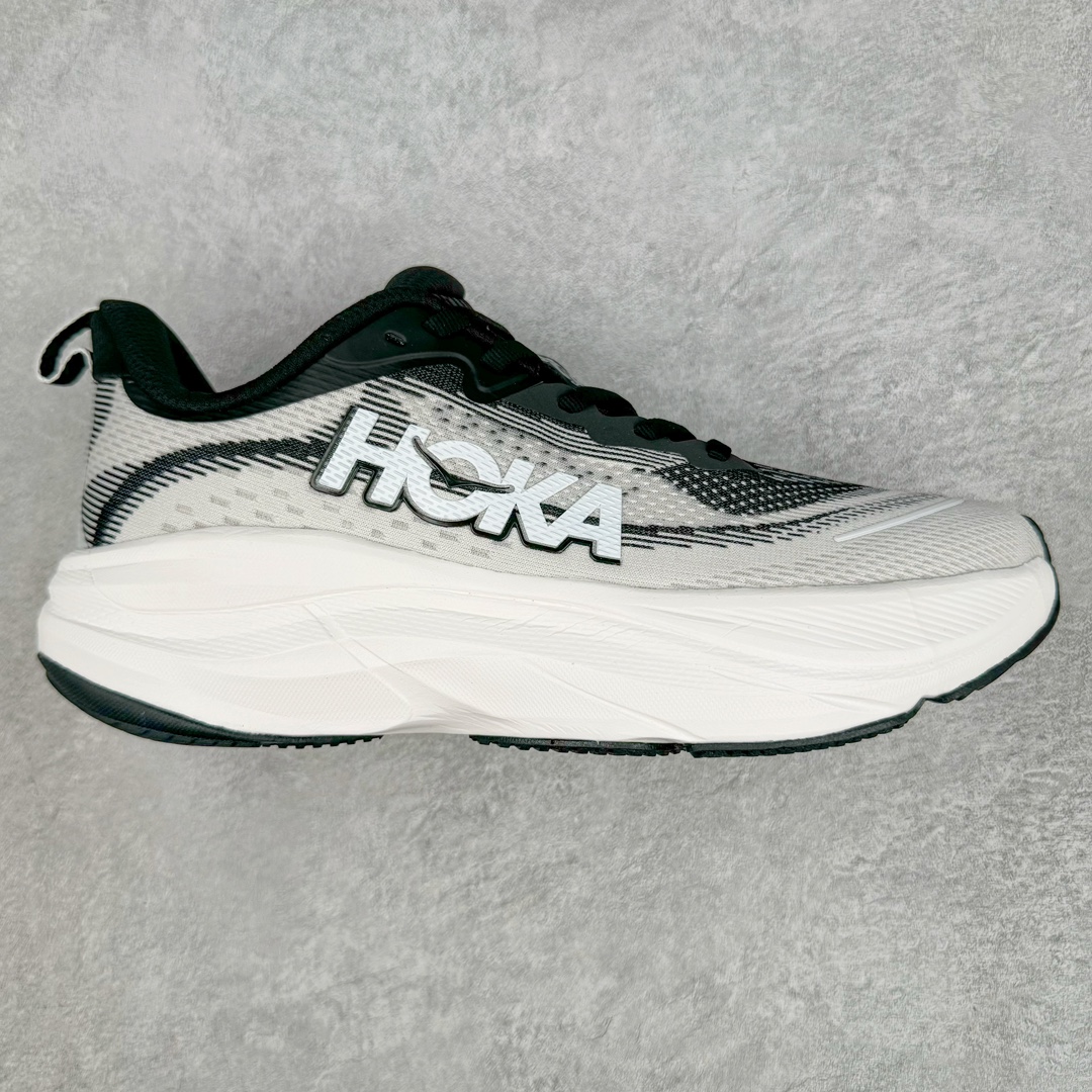 💰180 HOKA ONE ONE SKY FLOW 低帮舒适百搭防滑耐磨低帮休闲跑步鞋男女同款 始终致力于为所有跑者提供更新、更好的跑步装备 相比常规跑鞋 HOKA ONE ONE特别研发使用性能独特的几何形跑鞋中底 此种鞋底更厚、更高、回弹性也更好 除了卓越的缓冲性能 它还能为各种阶段的跑者带来更具动感、更加稳定的跑步体验 HOKA One One从设计之初就清楚意识到 要保证跑者步幅的均匀一致 双脚自然而然的运动至关重要 SIZE：36 36.5 37.5 38 38.5 39 40 40.5 41 42 42.5 43 44 44.5 45 编码：Bby2936050-运动鞋