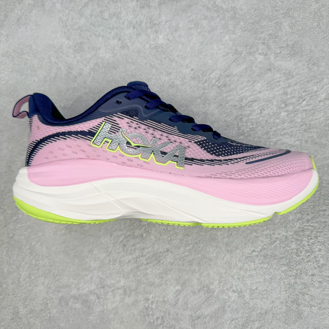 💰180 HOKA ONE ONE SKY FLOW 低帮舒适百搭防滑耐磨低帮休闲跑步鞋男女同款 始终致力于为所有跑者提供更新、更好的跑步装备 相比常规跑鞋 HOKA ONE ONE特别研发使用性能独特的几何形跑鞋中底 此种鞋底更厚、更高、回弹性也更好 除了卓越的缓冲性能 它还能为各种阶段的跑者带来更具动感、更加稳定的跑步体验 HOKA One One从设计之初就清楚意识到 要保证跑者步幅的均匀一致 双脚自然而然的运动至关重要 SIZE：36 36.5 37.5 38 38.5 39 40 40.5 41 42 42.5 43 44 44.5 45 编码：Bby2936050-运动鞋