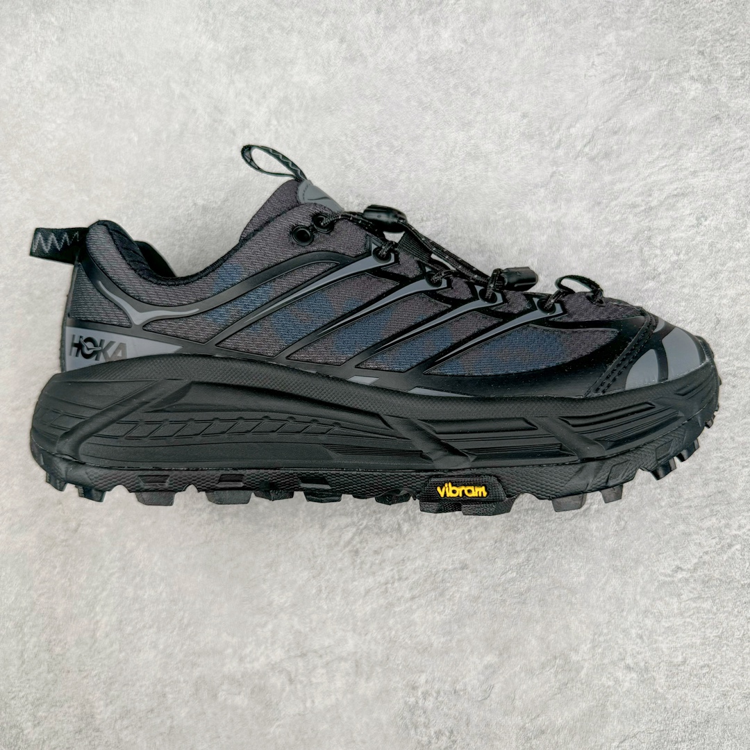 💰220 HOKA ONE ONE Mafate Speed 3 Low 玛法特3代系列低帮轻量户外越野休闲运动慢跑鞋 HOKA ONE ONE 最近推出了一个胶囊系列 Origin Story 这个系列里的 Mafate Speed 2 可以说让我日思夜想有一阵子了 最近终于拔草 让我来分享一下这双也是上脚赞到爆的越野跑鞋吧 以阿尔卑斯山脉作为主题将亮黄色与蓝色调覆盖在这经典轮廓之上 配色的呈现效果相当亮眼 以至于很多人买这个配色是用来日常搭配的 鞋面采用超轻的无缝架构 轻薄的TPU贴在透气的鞋面材料上 减轻重量同时也保证了支撑性 鞋底则采用滚动平衡技术 引导跑者回归自然步态 祖传的神奇EVA材质中底依旧是一如既往地表现优秀 能提供充足的缓震 作为HOKA家的越野跑鞋 VIBRAM 橡胶大底也是必不可少的 即便在复杂湿滑的地形 依旧能有良好的抓地力及稳定性 鞋带采用了弹性不易松脱的扁宽弹性鞋带 前掌与中掌部分也进行了加宽 也更加适合亚洲人的脚型 是一款十分全面且足够强悍的户外硬核越野鞋 而这双极其亮眼的越野跑鞋恰好又是在江山一百中参赛的UTMB冠军 Ludovic POMMERET 夺冠时穿着的战靴 这就让它变得更加有吸引力了 用来日常搭配的话短裤是基本不挑 长裤我个人推荐阔腿裤 工装裤以及各种长筒牛仔裤都可以 SIZE：36 36.5 37.5 38 38.5 39 40 40.5 41 42 42.5 43 44 44.5 45 编码：Pby2936090-运动鞋