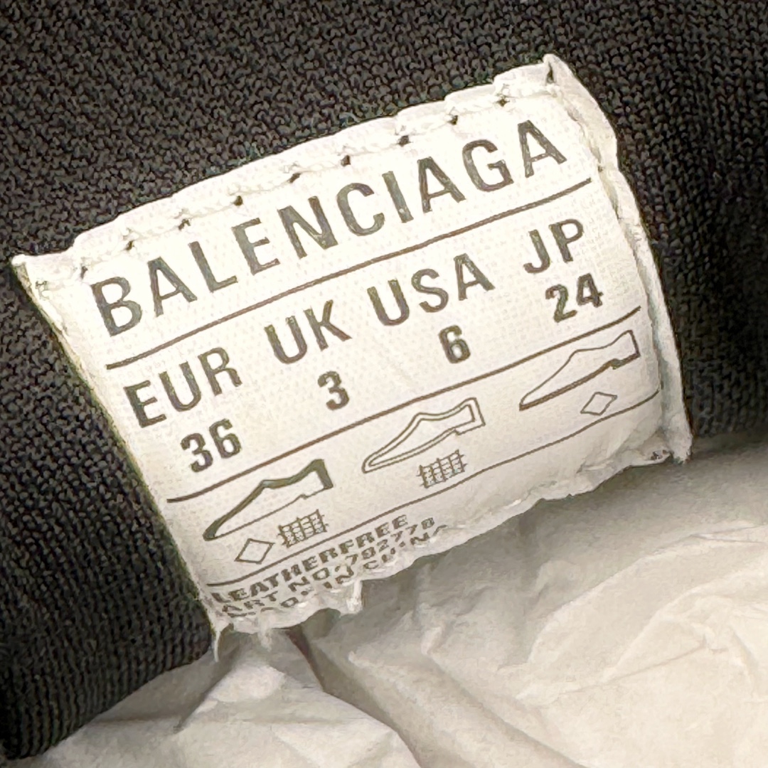 图片[11]-💰370 ＃VG零售版 BALENCIAGA 10XL Sneakers 巴黎世家十二代网布系带低帮走秀复古老爹鞋 全套原纸板楦头开发 最原汁原味的灵魂版型 全鞋荧光划线卡点 胶水把控整洁度追求极致完美 每一双都是工艺品 多重QC质检 超越公司货的品控标准 实实在在的免检产品 原盒原配 正确字体电绣 粗细、位置、大小正确 侧边TPU 透气孔匹配意产原版 正确分离大底 TPU软底 原版一致大底LOGO 立体感十足 原厂皮料水洗做旧 采购原厂网纱 不含皮革 网布材料和聚氨酯 磨损效果 展现品牌对于新潮事物的热情 这款鞋子拥有巨大尺寸和醒目设计 符合当下”老爹鞋”的趋势 鞋子采用银灰配色 营造出低调而不失华丽的效果 10XL的尺码使它成为市场中最显眼的存在 适合追求个性化的人群 Balenciaga始终站在时尚前沿 此次发布的产品再次体现了他们的创新能力 尺码：35 36 37 38 39 40 41 42 43 44 45 46 编码：by4936040-运动鞋