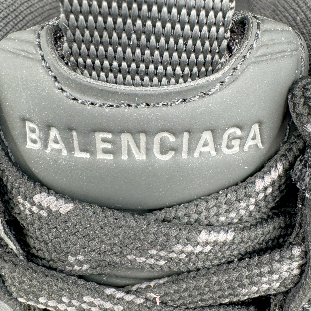 图片[12]-💰370 ＃VG零售版 BALENCIAGA 10XL Sneakers 巴黎世家十二代网布系带低帮走秀复古老爹鞋 全套原纸板楦头开发 最原汁原味的灵魂版型 全鞋荧光划线卡点 胶水把控整洁度追求极致完美 每一双都是工艺品 多重QC质检 超越公司货的品控标准 实实在在的免检产品 原盒原配 正确字体电绣 粗细、位置、大小正确 侧边TPU 透气孔匹配意产原版 正确分离大底 TPU软底 原版一致大底LOGO 立体感十足 原厂皮料水洗做旧 采购原厂网纱 不含皮革 网布材料和聚氨酯 磨损效果 展现品牌对于新潮事物的热情 这款鞋子拥有巨大尺寸和醒目设计 符合当下”老爹鞋”的趋势 鞋子采用银灰配色 营造出低调而不失华丽的效果 10XL的尺码使它成为市场中最显眼的存在 适合追求个性化的人群 Balenciaga始终站在时尚前沿 此次发布的产品再次体现了他们的创新能力 尺码：35 36 37 38 39 40 41 42 43 44 45 46 编码：by4936040-运动鞋