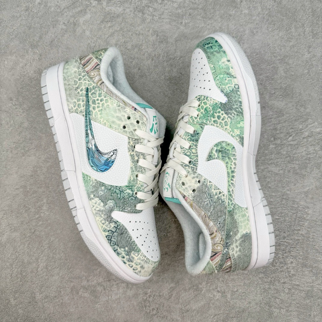 图片[3]-💰210 ＃GS福利特价‼NK Dunk Low 蒸汽木偶 CNY龙年限定 龙海龙宫三太子 白青 DV0831-101 工艺手法钢印水钩刺绣缝纫 除鞋底外全鞋改造材质仿马毛 皮革 丝绸 原厂玻璃冲刀 超高清洁度 全鞋零毛边皮料切割 通过独特多巴胺配色渐变设计、解构麻绳鞋带等细节 让嘻哈元素和潮流元素相结合 尽显帅气本质 设计上尽显特色 百搭耐看 表现出特有的潮流感 整鞋风格鲜明 极具美学 穿出门更是回头率满满 SIZE：36 36.5 37.5 38 38.5 39 40 40.5 41 42 42.5 43 44 44.5 45 46 编码：by2936080-运动鞋