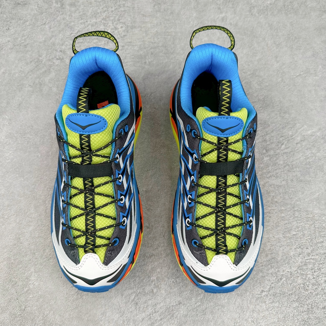 图片[2]-💰200 HOKA ONE ONE Mafate Speed 3 Low 玛法特3代系列低帮轻量户外越野休闲运动慢跑鞋 HOKA ONE ONE 最近推出了一个胶囊系列 Origin Story 这个系列里的 Mafate Speed 2 可以说让我日思夜想有一阵子了 最近终于拔草 让我来分享一下这双也是上脚赞到爆的越野跑鞋吧 以阿尔卑斯山脉作为主题将亮黄色与蓝色调覆盖在这经典轮廓之上 配色的呈现效果相当亮眼 以至于很多人买这个配色是用来日常搭配的 鞋面采用超轻的无缝架构 轻薄的TPU贴在透气的鞋面材料上 减轻重量同时也保证了支撑性 鞋底则采用滚动平衡技术 引导跑者回归自然步态 祖传的神奇EVA材质中底依旧是一如既往地表现优秀 能提供充足的缓震 作为HOKA家的越野跑鞋 VIBRAM 橡胶大底也是必不可少的 即便在复杂湿滑的地形 依旧能有良好的抓地力及稳定性 鞋带采用了弹性不易松脱的扁宽弹性鞋带 前掌与中掌部分也进行了加宽 也更加适合亚洲人的脚型 是一款十分全面且足够强悍的户外硬核越野鞋 而这双极其亮眼的越野跑鞋恰好又是在江山一百中参赛的UTMB冠军 Ludovic POMMERET 夺冠时穿着的战靴 这就让它变得更加有吸引力了 用来日常搭配的话短裤是基本不挑 长裤我个人推荐阔腿裤 工装裤以及各种长筒牛仔裤都可以 SIZE：36 36.5 37.5 38 38.5 39 40 40.5 41 42 42.5 43 44 44.5 45 编码：Qby2936070-运动鞋