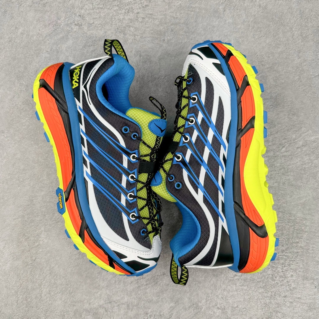 图片[3]-💰200 HOKA ONE ONE Mafate Speed 3 Low 玛法特3代系列低帮轻量户外越野休闲运动慢跑鞋 HOKA ONE ONE 最近推出了一个胶囊系列 Origin Story 这个系列里的 Mafate Speed 2 可以说让我日思夜想有一阵子了 最近终于拔草 让我来分享一下这双也是上脚赞到爆的越野跑鞋吧 以阿尔卑斯山脉作为主题将亮黄色与蓝色调覆盖在这经典轮廓之上 配色的呈现效果相当亮眼 以至于很多人买这个配色是用来日常搭配的 鞋面采用超轻的无缝架构 轻薄的TPU贴在透气的鞋面材料上 减轻重量同时也保证了支撑性 鞋底则采用滚动平衡技术 引导跑者回归自然步态 祖传的神奇EVA材质中底依旧是一如既往地表现优秀 能提供充足的缓震 作为HOKA家的越野跑鞋 VIBRAM 橡胶大底也是必不可少的 即便在复杂湿滑的地形 依旧能有良好的抓地力及稳定性 鞋带采用了弹性不易松脱的扁宽弹性鞋带 前掌与中掌部分也进行了加宽 也更加适合亚洲人的脚型 是一款十分全面且足够强悍的户外硬核越野鞋 而这双极其亮眼的越野跑鞋恰好又是在江山一百中参赛的UTMB冠军 Ludovic POMMERET 夺冠时穿着的战靴 这就让它变得更加有吸引力了 用来日常搭配的话短裤是基本不挑 长裤我个人推荐阔腿裤 工装裤以及各种长筒牛仔裤都可以 SIZE：36 36.5 37.5 38 38.5 39 40 40.5 41 42 42.5 43 44 44.5 45 编码：Qby2936070-运动鞋