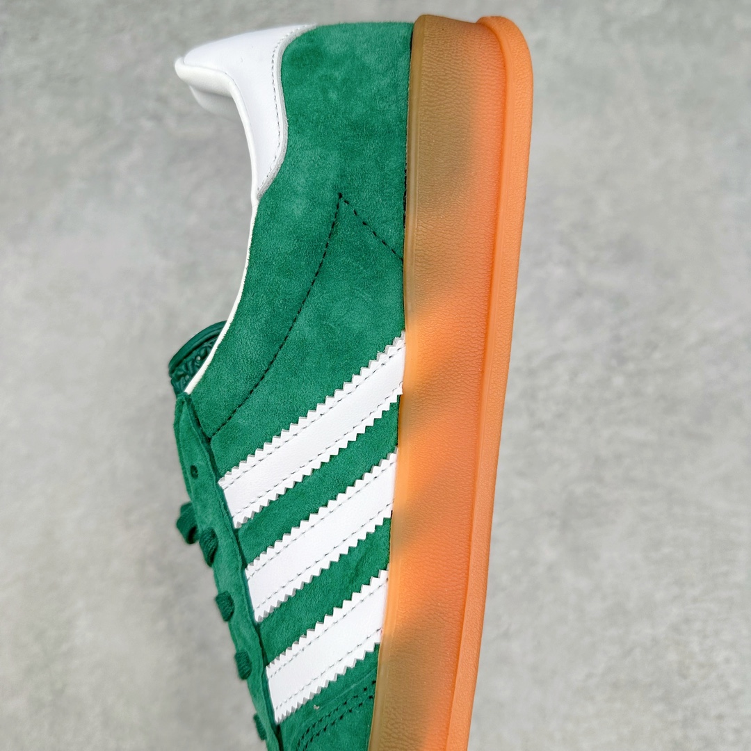 图片[7]-💰150 ＃AY纯原 AD Original Gazelle Indoor Trainers 瞪羚室内鞋系列低帮复古百搭休闲运动德训风板鞋 绿白 IG1596 高端零售特供批次 原厂定制长毛翻毛皮组合环保纤维革鞋面材质 内置环保海玻璃鞋垫 外置RB橡胶大底 产品品控稳定性领先行业 原厂全套原楦原纸板冲刀磨具开发 原厂皮料加持 原厂港宝加持定型后跟R度完美 将复古进行到底 简约流畅 三十年不变经典 这款Gazelle运动鞋 无论面料、配色、质感或设计 都只在重现其1991年原款的经典 皮革鞋面 撞色三条纹和鞋跟标的设计 力求呈现90年代的经典复古风潮 Samba火热的同时 也带动了其它的复古鞋型 Gazelle便是其中一只 Gazelle Indoor拥有包边更宽的T字型鞋头 更好的保护运动员的前掌 浓浓的复古氛围感 非常适合现在流行的Cleanfit风格 SIZE：35.5 36 36.5 37.5 38 38.5 39 40 40.5 41 42 42.5 43 44 44.5 45 编码：by2936020-运动鞋