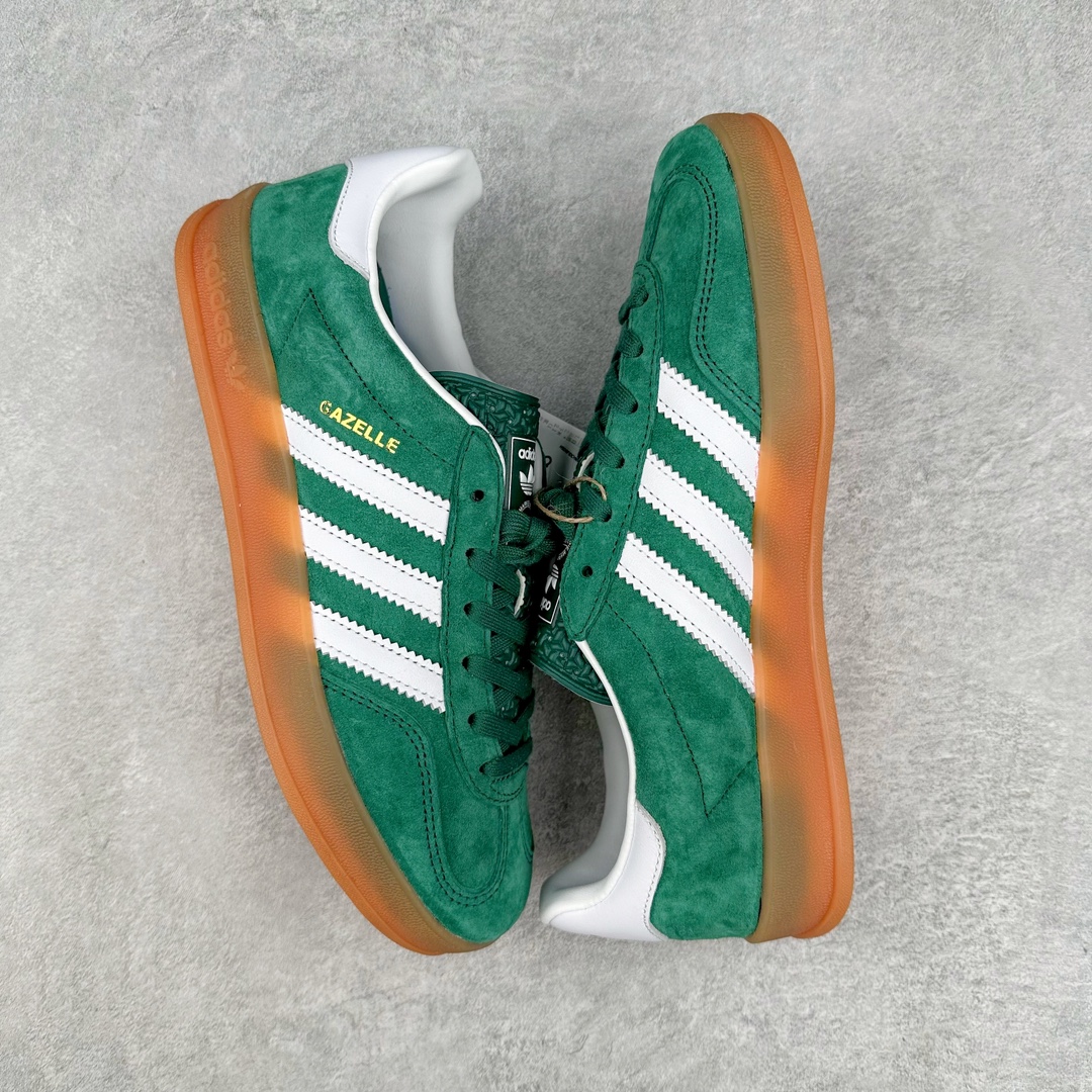 图片[3]-💰150 ＃AY纯原 AD Original Gazelle Indoor Trainers 瞪羚室内鞋系列低帮复古百搭休闲运动德训风板鞋 绿白 IG1596 高端零售特供批次 原厂定制长毛翻毛皮组合环保纤维革鞋面材质 内置环保海玻璃鞋垫 外置RB橡胶大底 产品品控稳定性领先行业 原厂全套原楦原纸板冲刀磨具开发 原厂皮料加持 原厂港宝加持定型后跟R度完美 将复古进行到底 简约流畅 三十年不变经典 这款Gazelle运动鞋 无论面料、配色、质感或设计 都只在重现其1991年原款的经典 皮革鞋面 撞色三条纹和鞋跟标的设计 力求呈现90年代的经典复古风潮 Samba火热的同时 也带动了其它的复古鞋型 Gazelle便是其中一只 Gazelle Indoor拥有包边更宽的T字型鞋头 更好的保护运动员的前掌 浓浓的复古氛围感 非常适合现在流行的Cleanfit风格 SIZE：35.5 36 36.5 37.5 38 38.5 39 40 40.5 41 42 42.5 43 44 44.5 45 编码：by2936020-运动鞋