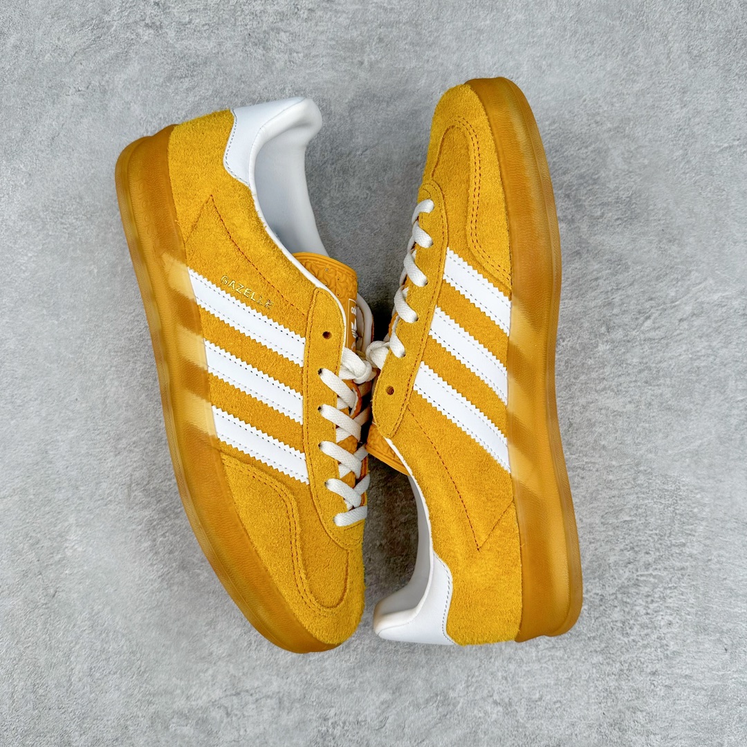 图片[3]-💰150 ＃AY纯原 AD Original Gazelle Indoor Trainers 瞪羚室内鞋系列低帮复古百搭休闲运动德训风板鞋 黄白 HQ8716 高端零售特供批次 原厂定制长毛翻毛皮组合环保纤维革鞋面材质 内置环保海玻璃鞋垫 外置RB橡胶大底 产品品控稳定性领先行业 原厂全套原楦原纸板冲刀磨具开发 原厂皮料加持 原厂港宝加持定型后跟R度完美 将复古进行到底 简约流畅 三十年不变经典 这款Gazelle运动鞋 无论面料、配色、质感或设计 都只在重现其1991年原款的经典 皮革鞋面 撞色三条纹和鞋跟标的设计 力求呈现90年代的经典复古风潮 Samba火热的同时 也带动了其它的复古鞋型 Gazelle便是其中一只 Gazelle Indoor拥有包边更宽的T字型鞋头 更好的保护运动员的前掌 浓浓的复古氛围感 非常适合现在流行的Cleanfit风格 SIZE：35.5 36 36.5 37.5 38 38.5 39 40 40.5 41 42 42.5 43 44 44.5 45 编码：by2936020-运动鞋