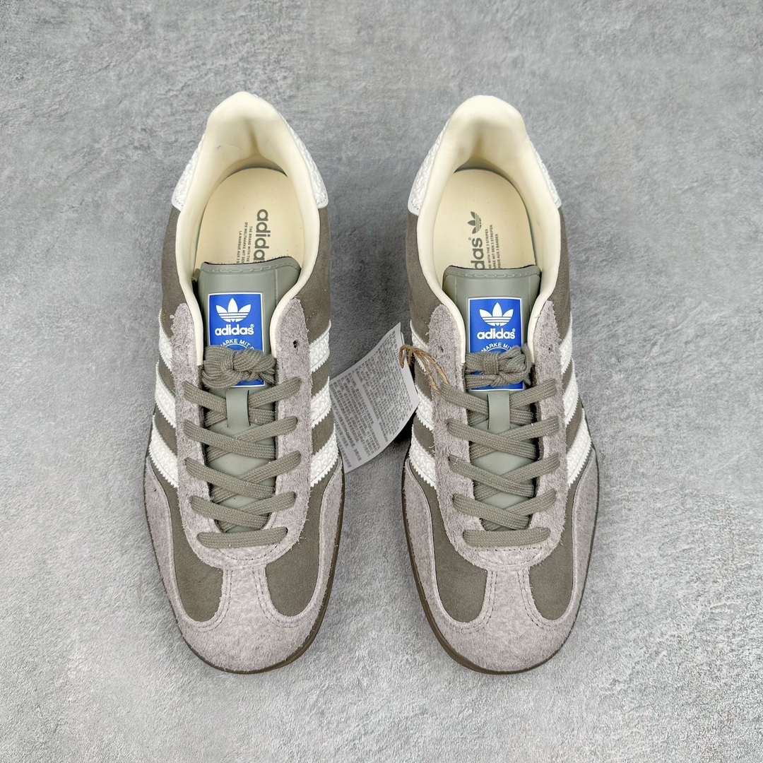 图片[2]-💰150 ＃AY纯原 AD Original Gazelle Indoor Trainers 瞪羚室内鞋系列低帮复古百搭休闲运动德训风板鞋 灰白 IF1807 高端零售特供批次 原厂定制长毛翻毛皮组合环保纤维革鞋面材质 内置环保海玻璃鞋垫 外置RB橡胶大底 产品品控稳定性领先行业 原厂全套原楦原纸板冲刀磨具开发 原厂皮料加持 原厂港宝加持定型后跟R度完美 将复古进行到底 简约流畅 三十年不变经典 这款Gazelle运动鞋 无论面料、配色、质感或设计 都只在重现其1991年原款的经典 皮革鞋面 撞色三条纹和鞋跟标的设计 力求呈现90年代的经典复古风潮 Samba火热的同时 也带动了其它的复古鞋型 Gazelle便是其中一只 Gazelle Indoor拥有包边更宽的T字型鞋头 更好的保护运动员的前掌 浓浓的复古氛围感 非常适合现在流行的Cleanfit风格 SIZE：35.5 36 36.5 37.5 38 38.5 39 40 40.5 41 42 42.5 43 44 44.5 45 编码：by2936020-运动鞋