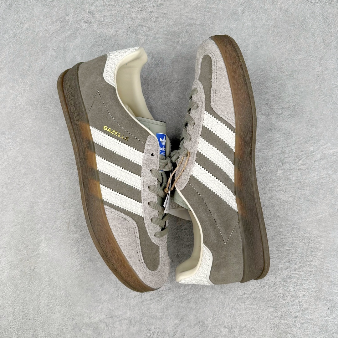 图片[3]-💰150 ＃AY纯原 AD Original Gazelle Indoor Trainers 瞪羚室内鞋系列低帮复古百搭休闲运动德训风板鞋 灰白 IF1807 高端零售特供批次 原厂定制长毛翻毛皮组合环保纤维革鞋面材质 内置环保海玻璃鞋垫 外置RB橡胶大底 产品品控稳定性领先行业 原厂全套原楦原纸板冲刀磨具开发 原厂皮料加持 原厂港宝加持定型后跟R度完美 将复古进行到底 简约流畅 三十年不变经典 这款Gazelle运动鞋 无论面料、配色、质感或设计 都只在重现其1991年原款的经典 皮革鞋面 撞色三条纹和鞋跟标的设计 力求呈现90年代的经典复古风潮 Samba火热的同时 也带动了其它的复古鞋型 Gazelle便是其中一只 Gazelle Indoor拥有包边更宽的T字型鞋头 更好的保护运动员的前掌 浓浓的复古氛围感 非常适合现在流行的Cleanfit风格 SIZE：35.5 36 36.5 37.5 38 38.5 39 40 40.5 41 42 42.5 43 44 44.5 45 编码：by2936020-运动鞋