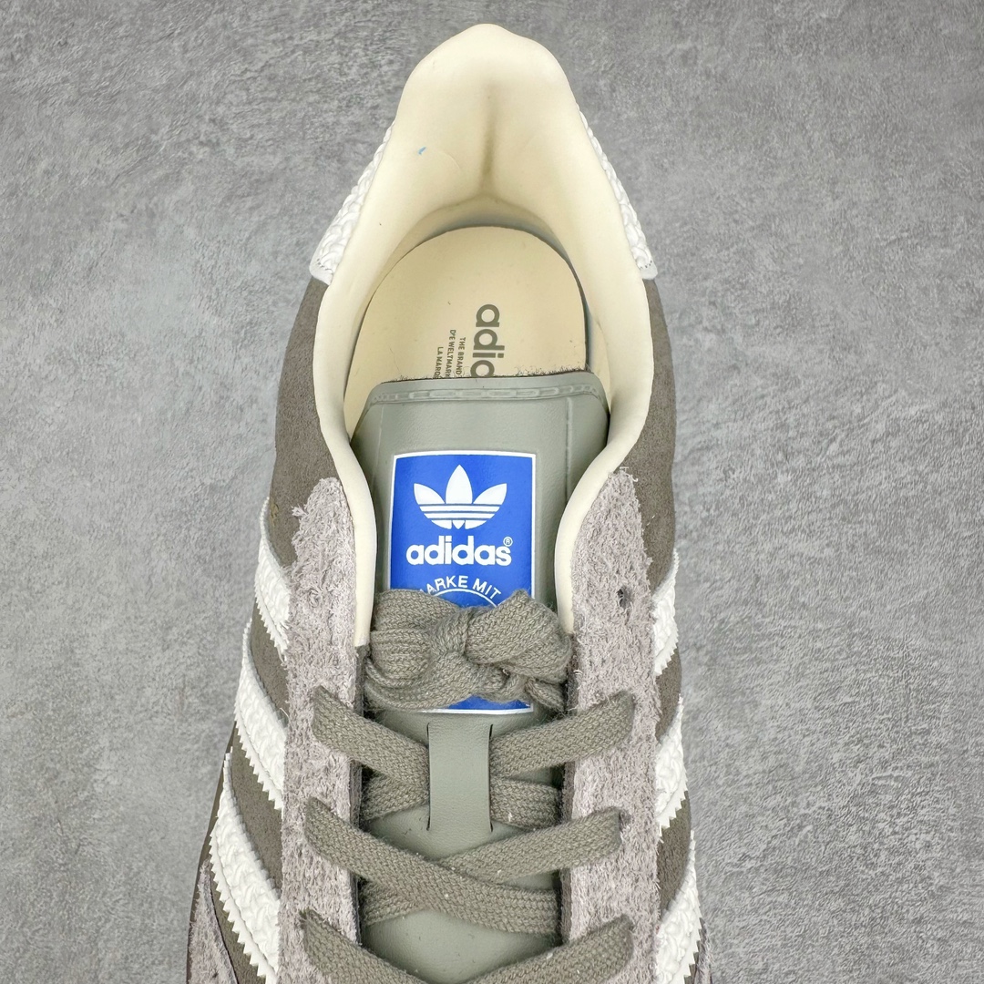 图片[5]-💰150 ＃AY纯原 AD Original Gazelle Indoor Trainers 瞪羚室内鞋系列低帮复古百搭休闲运动德训风板鞋 灰白 IF1807 高端零售特供批次 原厂定制长毛翻毛皮组合环保纤维革鞋面材质 内置环保海玻璃鞋垫 外置RB橡胶大底 产品品控稳定性领先行业 原厂全套原楦原纸板冲刀磨具开发 原厂皮料加持 原厂港宝加持定型后跟R度完美 将复古进行到底 简约流畅 三十年不变经典 这款Gazelle运动鞋 无论面料、配色、质感或设计 都只在重现其1991年原款的经典 皮革鞋面 撞色三条纹和鞋跟标的设计 力求呈现90年代的经典复古风潮 Samba火热的同时 也带动了其它的复古鞋型 Gazelle便是其中一只 Gazelle Indoor拥有包边更宽的T字型鞋头 更好的保护运动员的前掌 浓浓的复古氛围感 非常适合现在流行的Cleanfit风格 SIZE：35.5 36 36.5 37.5 38 38.5 39 40 40.5 41 42 42.5 43 44 44.5 45 编码：by2936020-运动鞋