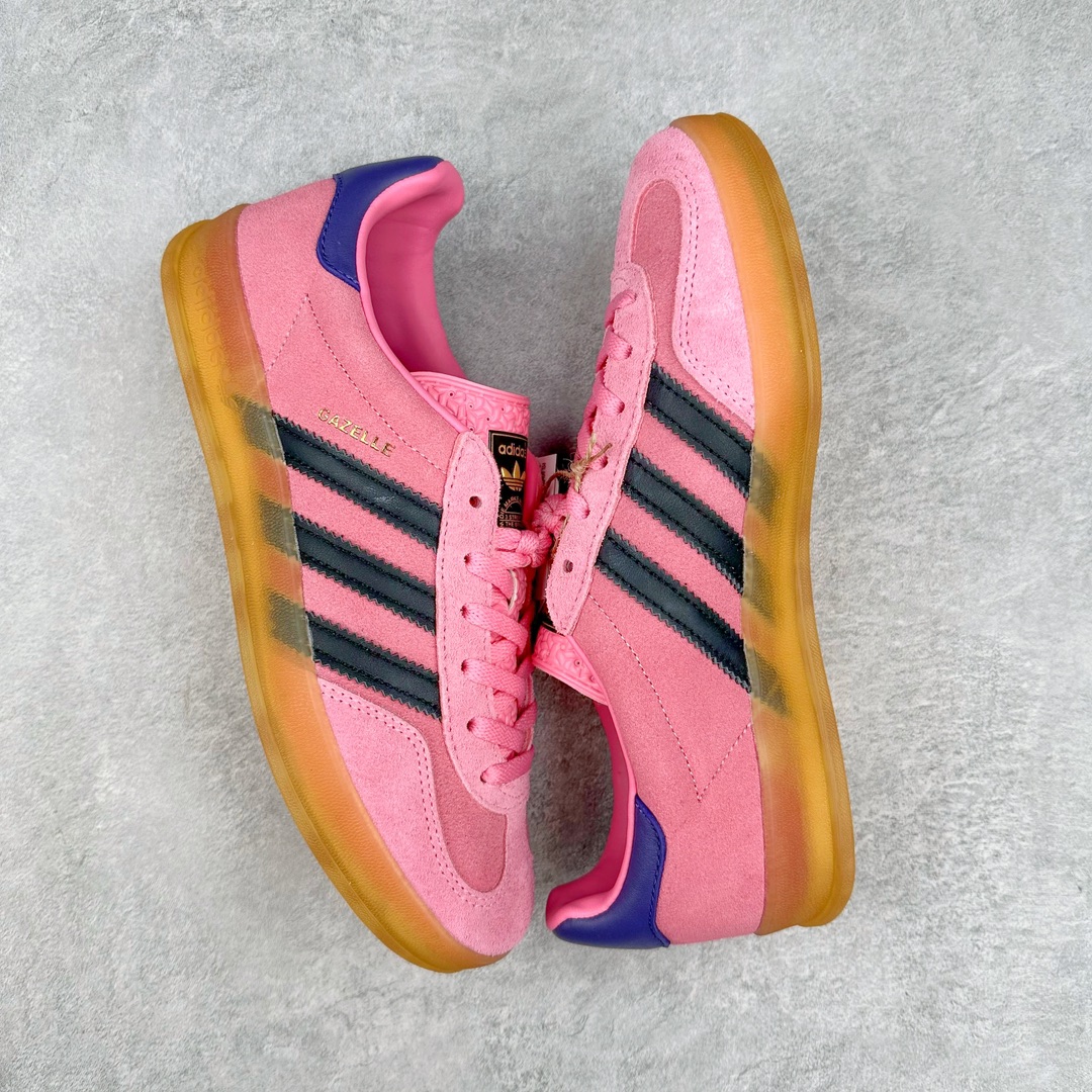 图片[3]-💰150 ＃AY纯原 AD Original Gazelle Indoor Trainers 瞪羚室内鞋系列低帮复古百搭休闲运动德训风板鞋 粉黑 IE7002 高端零售特供批次 原厂定制长毛翻毛皮组合环保纤维革鞋面材质 内置环保海玻璃鞋垫 外置RB橡胶大底 产品品控稳定性领先行业 原厂全套原楦原纸板冲刀磨具开发 原厂皮料加持 原厂港宝加持定型后跟R度完美 将复古进行到底 简约流畅 三十年不变经典 这款Gazelle运动鞋 无论面料、配色、质感或设计 都只在重现其1991年原款的经典 皮革鞋面 撞色三条纹和鞋跟标的设计 力求呈现90年代的经典复古风潮 Samba火热的同时 也带动了其它的复古鞋型 Gazelle便是其中一只 Gazelle Indoor拥有包边更宽的T字型鞋头 更好的保护运动员的前掌 浓浓的复古氛围感 非常适合现在流行的Cleanfit风格 SIZE：35.5 36 36.5 37.5 38 38.5 39 40 40.5 41 42 42.5 43 44 44.5 45 编码：by2936020-运动鞋