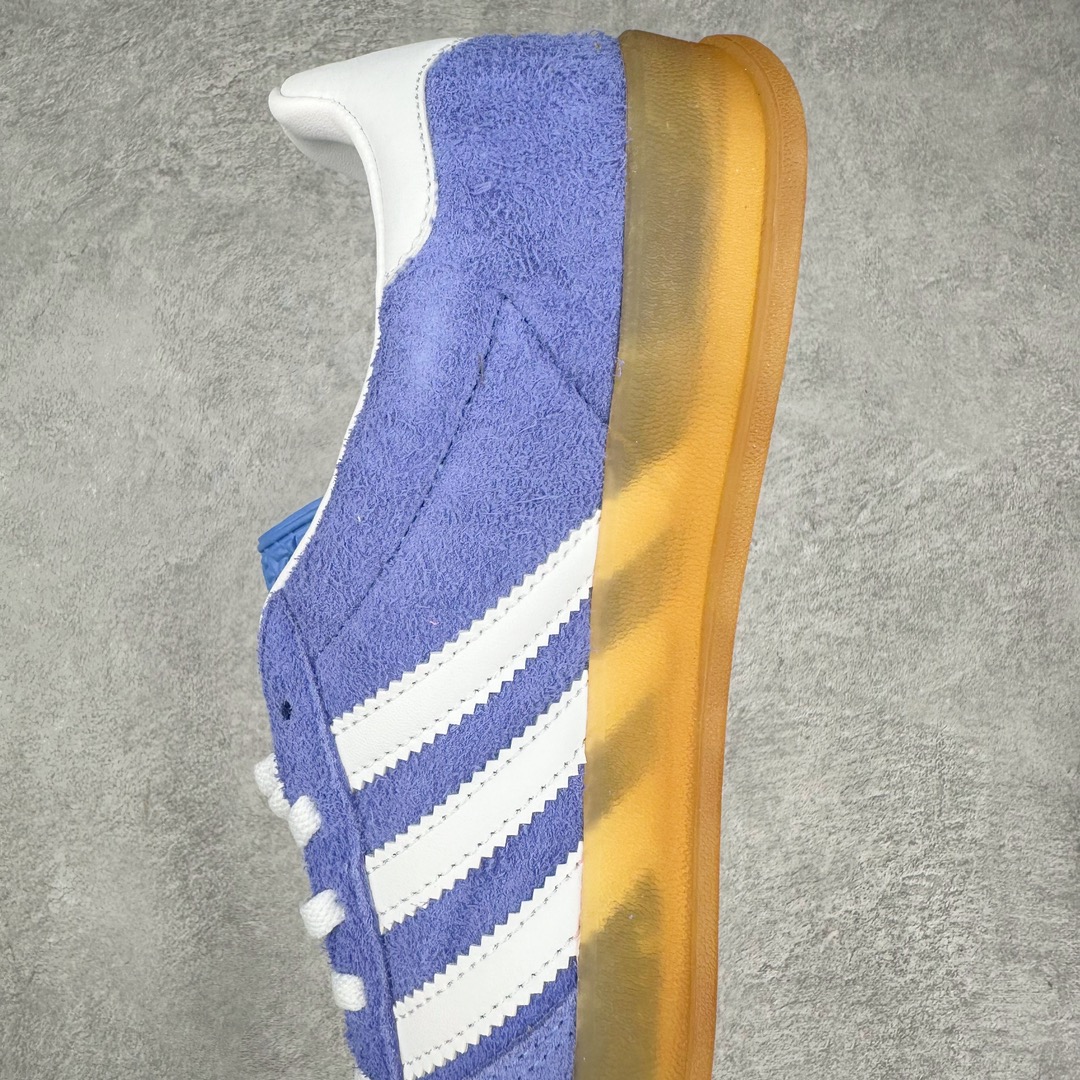 图片[7]-💰150 ＃AY纯原 AD Original Gazelle Indoor Trainers 瞪羚室内鞋系列低帮复古百搭休闲运动德训风板鞋 蓝白 HQ8717 高端零售特供批次 原厂定制长毛翻毛皮组合环保纤维革鞋面材质 内置环保海玻璃鞋垫 外置RB橡胶大底 产品品控稳定性领先行业 原厂全套原楦原纸板冲刀磨具开发 原厂皮料加持 原厂港宝加持定型后跟R度完美 将复古进行到底 简约流畅 三十年不变经典 这款Gazelle运动鞋 无论面料、配色、质感或设计 都只在重现其1991年原款的经典 皮革鞋面 撞色三条纹和鞋跟标的设计 力求呈现90年代的经典复古风潮 Samba火热的同时 也带动了其它的复古鞋型 Gazelle便是其中一只 Gazelle Indoor拥有包边更宽的T字型鞋头 更好的保护运动员的前掌 浓浓的复古氛围感 非常适合现在流行的Cleanfit风格 SIZE：35.5 36 36.5 37.5 38 38.5 39 40 40.5 41 42 42.5 43 44 44.5 45 编码：by2936020-运动鞋