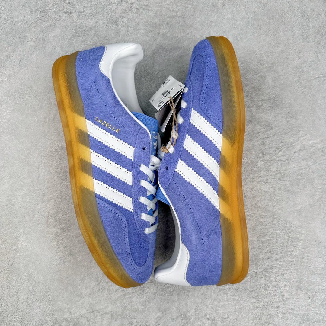 图片[3]-💰150 ＃AY纯原 AD Original Gazelle Indoor Trainers 瞪羚室内鞋系列低帮复古百搭休闲运动德训风板鞋 蓝白 HQ8717 高端零售特供批次 原厂定制长毛翻毛皮组合环保纤维革鞋面材质 内置环保海玻璃鞋垫 外置RB橡胶大底 产品品控稳定性领先行业 原厂全套原楦原纸板冲刀磨具开发 原厂皮料加持 原厂港宝加持定型后跟R度完美 将复古进行到底 简约流畅 三十年不变经典 这款Gazelle运动鞋 无论面料、配色、质感或设计 都只在重现其1991年原款的经典 皮革鞋面 撞色三条纹和鞋跟标的设计 力求呈现90年代的经典复古风潮 Samba火热的同时 也带动了其它的复古鞋型 Gazelle便是其中一只 Gazelle Indoor拥有包边更宽的T字型鞋头 更好的保护运动员的前掌 浓浓的复古氛围感 非常适合现在流行的Cleanfit风格 SIZE：35.5 36 36.5 37.5 38 38.5 39 40 40.5 41 42 42.5 43 44 44.5 45 编码：by2936020-运动鞋