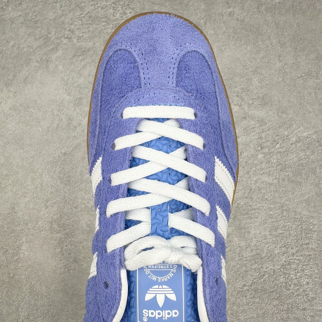 图片[4]-💰150 ＃AY纯原 AD Original Gazelle Indoor Trainers 瞪羚室内鞋系列低帮复古百搭休闲运动德训风板鞋 蓝白 HQ8717 高端零售特供批次 原厂定制长毛翻毛皮组合环保纤维革鞋面材质 内置环保海玻璃鞋垫 外置RB橡胶大底 产品品控稳定性领先行业 原厂全套原楦原纸板冲刀磨具开发 原厂皮料加持 原厂港宝加持定型后跟R度完美 将复古进行到底 简约流畅 三十年不变经典 这款Gazelle运动鞋 无论面料、配色、质感或设计 都只在重现其1991年原款的经典 皮革鞋面 撞色三条纹和鞋跟标的设计 力求呈现90年代的经典复古风潮 Samba火热的同时 也带动了其它的复古鞋型 Gazelle便是其中一只 Gazelle Indoor拥有包边更宽的T字型鞋头 更好的保护运动员的前掌 浓浓的复古氛围感 非常适合现在流行的Cleanfit风格 SIZE：35.5 36 36.5 37.5 38 38.5 39 40 40.5 41 42 42.5 43 44 44.5 45 编码：by2936020-运动鞋