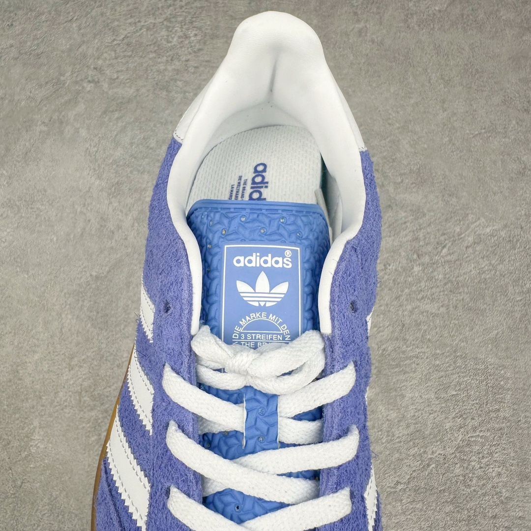 图片[5]-💰150 ＃AY纯原 AD Original Gazelle Indoor Trainers 瞪羚室内鞋系列低帮复古百搭休闲运动德训风板鞋 蓝白 HQ8717 高端零售特供批次 原厂定制长毛翻毛皮组合环保纤维革鞋面材质 内置环保海玻璃鞋垫 外置RB橡胶大底 产品品控稳定性领先行业 原厂全套原楦原纸板冲刀磨具开发 原厂皮料加持 原厂港宝加持定型后跟R度完美 将复古进行到底 简约流畅 三十年不变经典 这款Gazelle运动鞋 无论面料、配色、质感或设计 都只在重现其1991年原款的经典 皮革鞋面 撞色三条纹和鞋跟标的设计 力求呈现90年代的经典复古风潮 Samba火热的同时 也带动了其它的复古鞋型 Gazelle便是其中一只 Gazelle Indoor拥有包边更宽的T字型鞋头 更好的保护运动员的前掌 浓浓的复古氛围感 非常适合现在流行的Cleanfit风格 SIZE：35.5 36 36.5 37.5 38 38.5 39 40 40.5 41 42 42.5 43 44 44.5 45 编码：by2936020-运动鞋