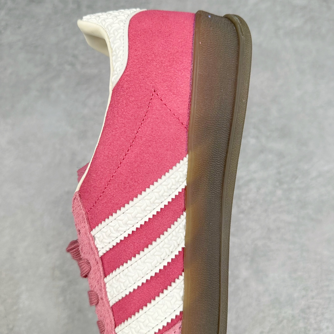 图片[7]-💰150 ＃AY纯原 AD Original Gazelle Indoor Trainers 瞪羚室内鞋系列低帮复古百搭休闲运动德训风板鞋 草莓熊 IF1809 高端零售特供批次 原厂定制长毛翻毛皮组合环保纤维革鞋面材质 内置环保海玻璃鞋垫 外置RB橡胶大底 产品品控稳定性领先行业 原厂全套原楦原纸板冲刀磨具开发 原厂皮料加持 原厂港宝加持定型后跟R度完美 将复古进行到底 简约流畅 三十年不变经典 这款Gazelle运动鞋 无论面料、配色、质感或设计 都只在重现其1991年原款的经典 皮革鞋面 撞色三条纹和鞋跟标的设计 力求呈现90年代的经典复古风潮 Samba火热的同时 也带动了其它的复古鞋型 Gazelle便是其中一只 Gazelle Indoor拥有包边更宽的T字型鞋头 更好的保护运动员的前掌 浓浓的复古氛围感 非常适合现在流行的Cleanfit风格 SIZE：35.5 36 36.5 37.5 38 38.5 39 40 40.5 41 42 42.5 43 44 44.5 45 编码：by2936020-运动鞋