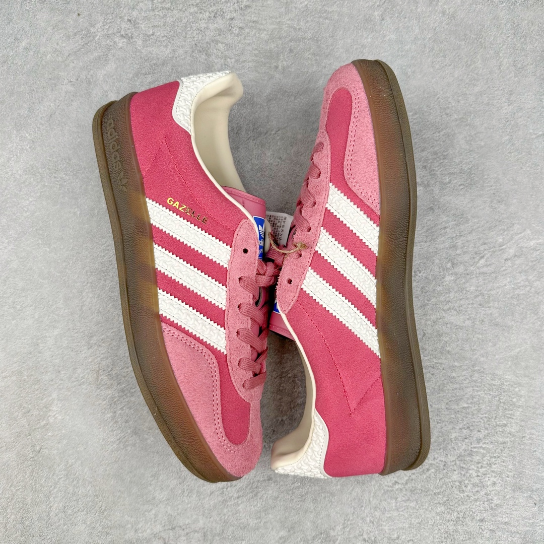 图片[3]-💰150 ＃AY纯原 AD Original Gazelle Indoor Trainers 瞪羚室内鞋系列低帮复古百搭休闲运动德训风板鞋 草莓熊 IF1809 高端零售特供批次 原厂定制长毛翻毛皮组合环保纤维革鞋面材质 内置环保海玻璃鞋垫 外置RB橡胶大底 产品品控稳定性领先行业 原厂全套原楦原纸板冲刀磨具开发 原厂皮料加持 原厂港宝加持定型后跟R度完美 将复古进行到底 简约流畅 三十年不变经典 这款Gazelle运动鞋 无论面料、配色、质感或设计 都只在重现其1991年原款的经典 皮革鞋面 撞色三条纹和鞋跟标的设计 力求呈现90年代的经典复古风潮 Samba火热的同时 也带动了其它的复古鞋型 Gazelle便是其中一只 Gazelle Indoor拥有包边更宽的T字型鞋头 更好的保护运动员的前掌 浓浓的复古氛围感 非常适合现在流行的Cleanfit风格 SIZE：35.5 36 36.5 37.5 38 38.5 39 40 40.5 41 42 42.5 43 44 44.5 45 编码：by2936020-运动鞋