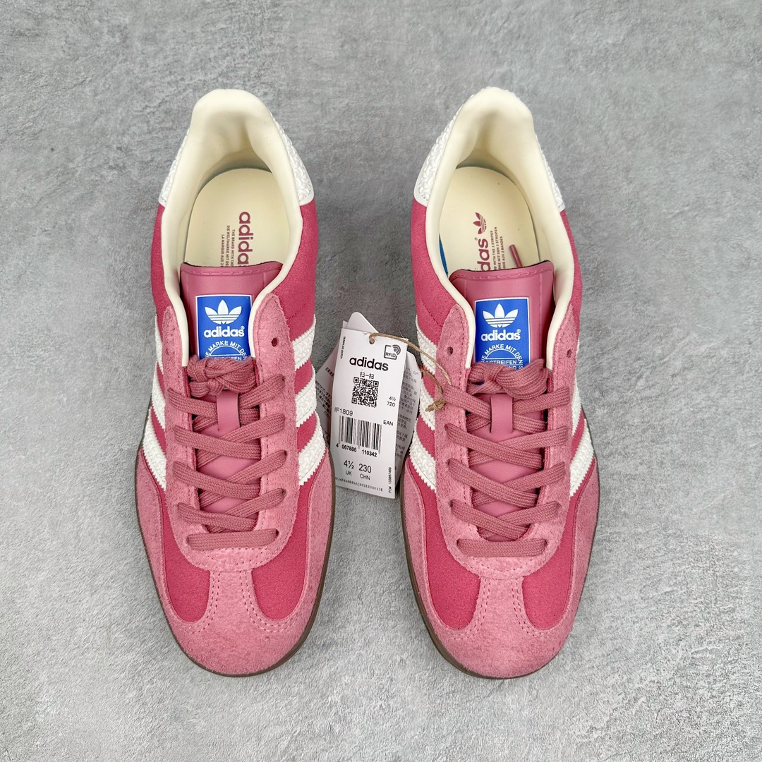 图片[2]-💰150 ＃AY纯原 AD Original Gazelle Indoor Trainers 瞪羚室内鞋系列低帮复古百搭休闲运动德训风板鞋 草莓熊 IF1809 高端零售特供批次 原厂定制长毛翻毛皮组合环保纤维革鞋面材质 内置环保海玻璃鞋垫 外置RB橡胶大底 产品品控稳定性领先行业 原厂全套原楦原纸板冲刀磨具开发 原厂皮料加持 原厂港宝加持定型后跟R度完美 将复古进行到底 简约流畅 三十年不变经典 这款Gazelle运动鞋 无论面料、配色、质感或设计 都只在重现其1991年原款的经典 皮革鞋面 撞色三条纹和鞋跟标的设计 力求呈现90年代的经典复古风潮 Samba火热的同时 也带动了其它的复古鞋型 Gazelle便是其中一只 Gazelle Indoor拥有包边更宽的T字型鞋头 更好的保护运动员的前掌 浓浓的复古氛围感 非常适合现在流行的Cleanfit风格 SIZE：35.5 36 36.5 37.5 38 38.5 39 40 40.5 41 42 42.5 43 44 44.5 45 编码：by2936020-运动鞋