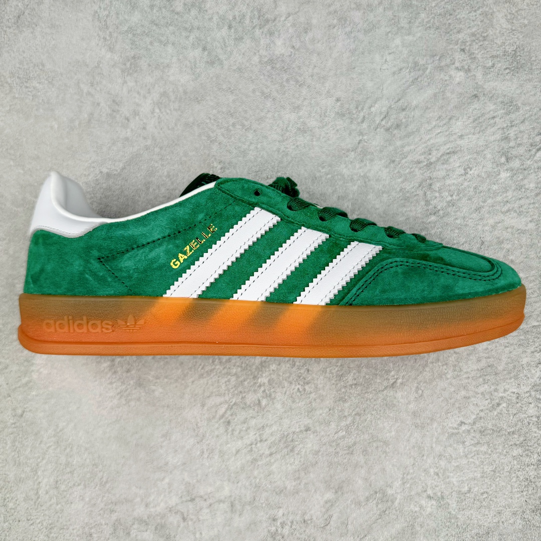 💰150 ＃AY纯原 AD Original Gazelle Indoor Trainers 瞪羚室内鞋系列低帮复古百搭休闲运动德训风板鞋 绿白 IG1596 高端零售特供批次 原厂定制长毛翻毛皮组合环保纤维革鞋面材质 内置环保海玻璃鞋垫 外置RB橡胶大底 产品品控稳定性领先行业 原厂全套原楦原纸板冲刀磨具开发 原厂皮料加持 原厂港宝加持定型后跟R度完美 将复古进行到底 简约流畅 三十年不变经典 这款Gazelle运动鞋 无论面料、配色、质感或设计 都只在重现其1991年原款的经典 皮革鞋面 撞色三条纹和鞋跟标的设计 力求呈现90年代的经典复古风潮 Samba火热的同时 也带动了其它的复古鞋型 Gazelle便是其中一只 Gazelle Indoor拥有包边更宽的T字型鞋头 更好的保护运动员的前掌 浓浓的复古氛围感 非常适合现在流行的Cleanfit风格 SIZE：35.5 36 36.5 37.5 38 38.5 39 40 40.5 41 42 42.5 43 44 44.5 45 编码：by2936020-运动鞋