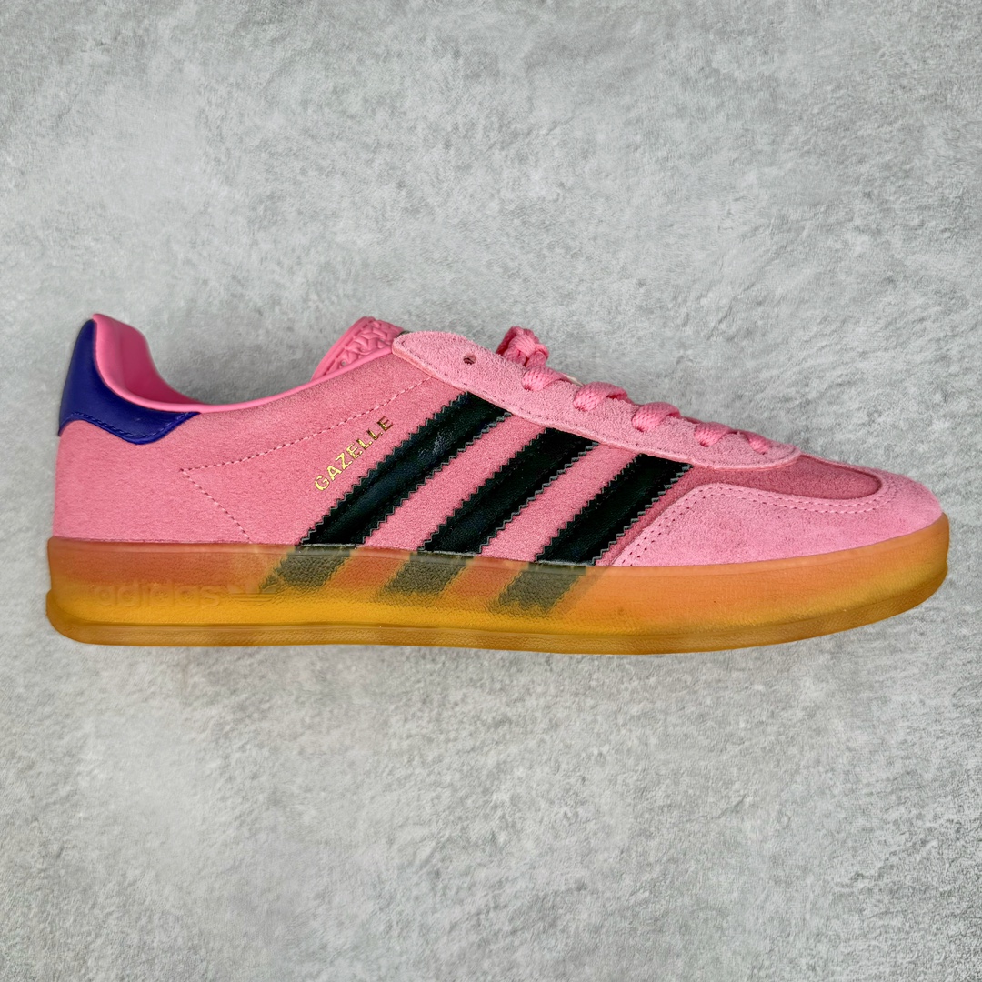 💰150 ＃AY纯原 AD Original Gazelle Indoor Trainers 瞪羚室内鞋系列低帮复古百搭休闲运动德训风板鞋 粉黑 IE7002 高端零售特供批次 原厂定制长毛翻毛皮组合环保纤维革鞋面材质 内置环保海玻璃鞋垫 外置RB橡胶大底 产品品控稳定性领先行业 原厂全套原楦原纸板冲刀磨具开发 原厂皮料加持 原厂港宝加持定型后跟R度完美 将复古进行到底 简约流畅 三十年不变经典 这款Gazelle运动鞋 无论面料、配色、质感或设计 都只在重现其1991年原款的经典 皮革鞋面 撞色三条纹和鞋跟标的设计 力求呈现90年代的经典复古风潮 Samba火热的同时 也带动了其它的复古鞋型 Gazelle便是其中一只 Gazelle Indoor拥有包边更宽的T字型鞋头 更好的保护运动员的前掌 浓浓的复古氛围感 非常适合现在流行的Cleanfit风格 SIZE：35.5 36 36.5 37.5 38 38.5 39 40 40.5 41 42 42.5 43 44 44.5 45 编码：by2936020-运动鞋