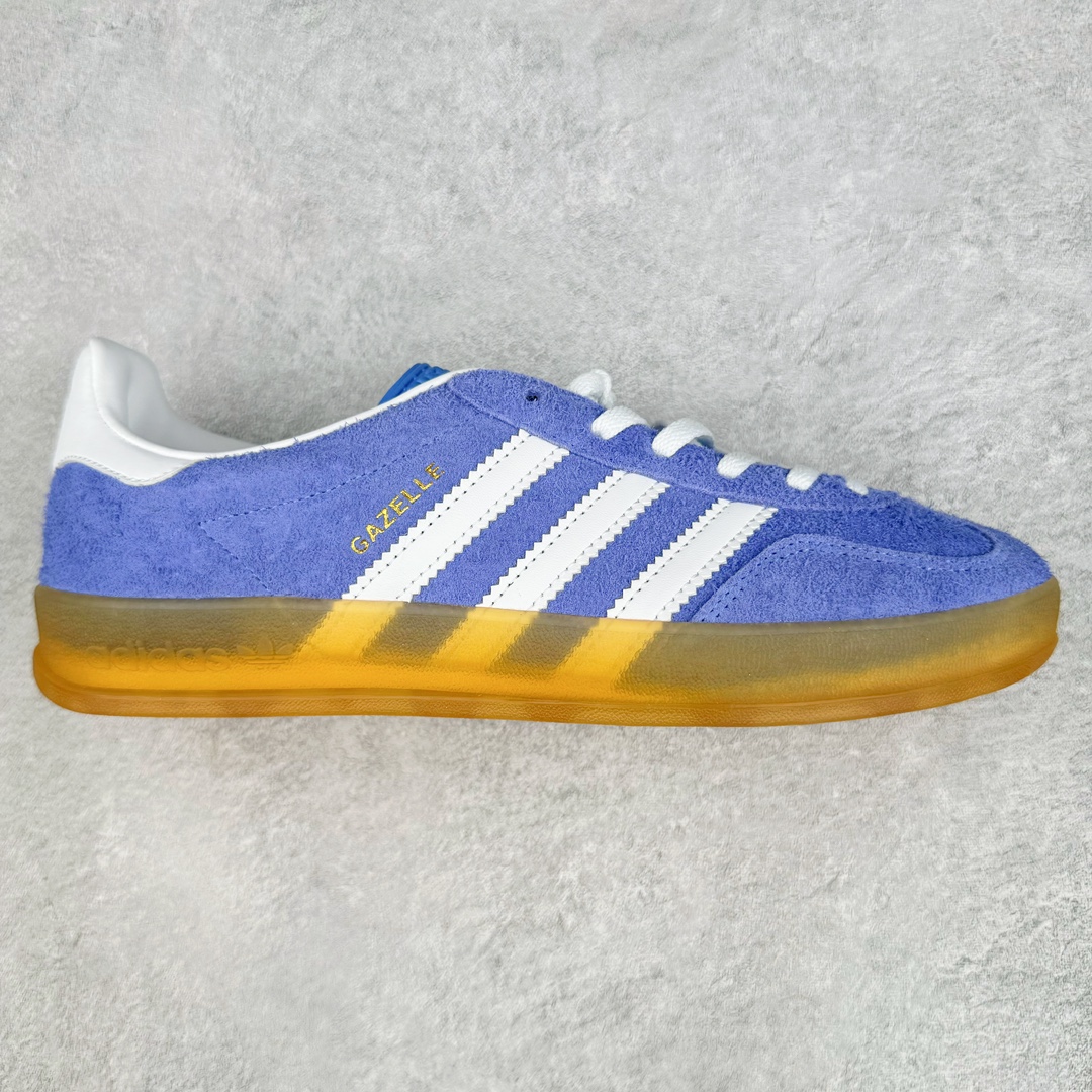 💰150 ＃AY纯原 AD Original Gazelle Indoor Trainers 瞪羚室内鞋系列低帮复古百搭休闲运动德训风板鞋 蓝白 HQ8717 高端零售特供批次 原厂定制长毛翻毛皮组合环保纤维革鞋面材质 内置环保海玻璃鞋垫 外置RB橡胶大底 产品品控稳定性领先行业 原厂全套原楦原纸板冲刀磨具开发 原厂皮料加持 原厂港宝加持定型后跟R度完美 将复古进行到底 简约流畅 三十年不变经典 这款Gazelle运动鞋 无论面料、配色、质感或设计 都只在重现其1991年原款的经典 皮革鞋面 撞色三条纹和鞋跟标的设计 力求呈现90年代的经典复古风潮 Samba火热的同时 也带动了其它的复古鞋型 Gazelle便是其中一只 Gazelle Indoor拥有包边更宽的T字型鞋头 更好的保护运动员的前掌 浓浓的复古氛围感 非常适合现在流行的Cleanfit风格 SIZE：35.5 36 36.5 37.5 38 38.5 39 40 40.5 41 42 42.5 43 44 44.5 45 编码：by2936020-运动鞋