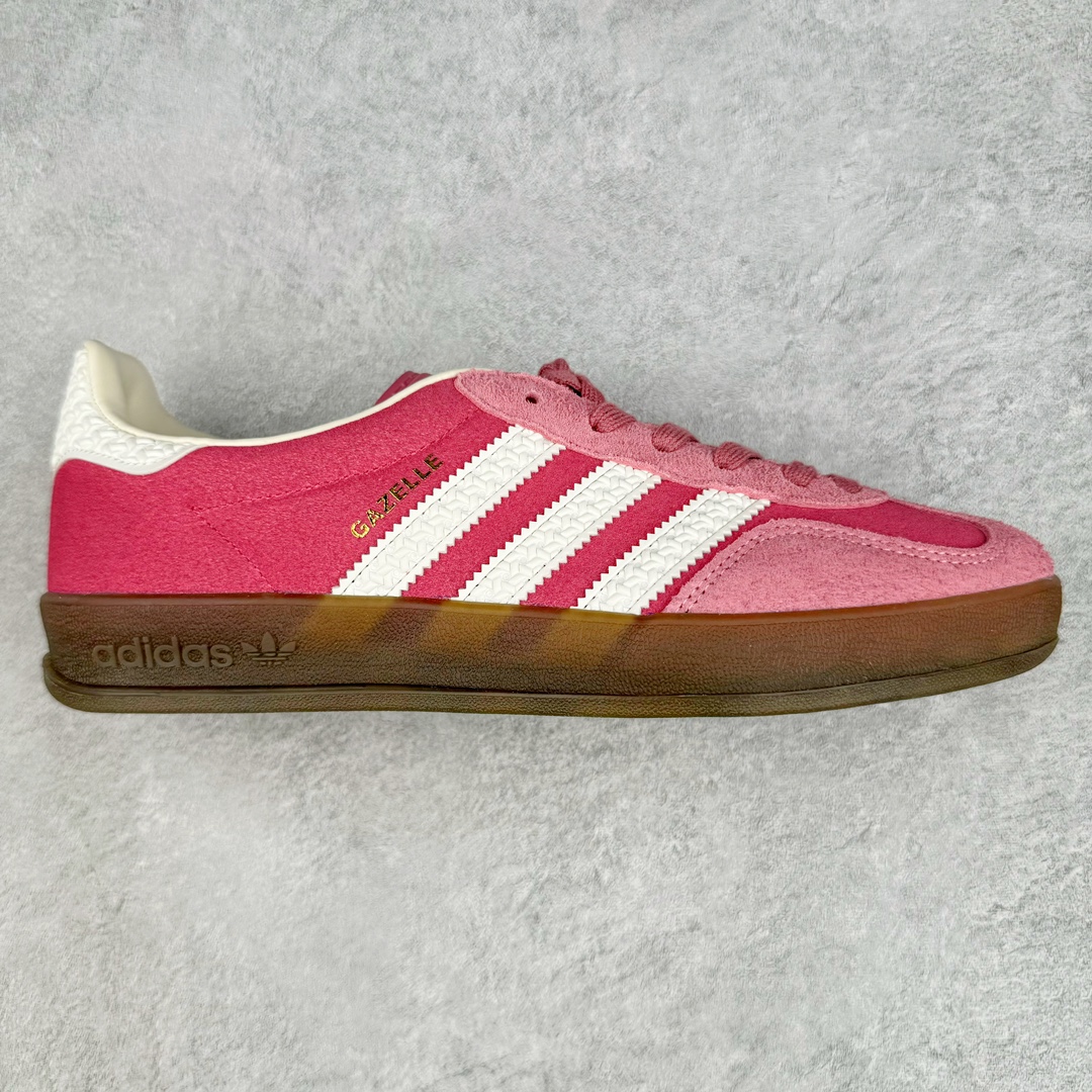 💰150 ＃AY纯原 AD Original Gazelle Indoor Trainers 瞪羚室内鞋系列低帮复古百搭休闲运动德训风板鞋 草莓熊 IF1809 高端零售特供批次 原厂定制长毛翻毛皮组合环保纤维革鞋面材质 内置环保海玻璃鞋垫 外置RB橡胶大底 产品品控稳定性领先行业 原厂全套原楦原纸板冲刀磨具开发 原厂皮料加持 原厂港宝加持定型后跟R度完美 将复古进行到底 简约流畅 三十年不变经典 这款Gazelle运动鞋 无论面料、配色、质感或设计 都只在重现其1991年原款的经典 皮革鞋面 撞色三条纹和鞋跟标的设计 力求呈现90年代的经典复古风潮 Samba火热的同时 也带动了其它的复古鞋型 Gazelle便是其中一只 Gazelle Indoor拥有包边更宽的T字型鞋头 更好的保护运动员的前掌 浓浓的复古氛围感 非常适合现在流行的Cleanfit风格 SIZE：35.5 36 36.5 37.5 38 38.5 39 40 40.5 41 42 42.5 43 44 44.5 45 编码：by2936020-运动鞋