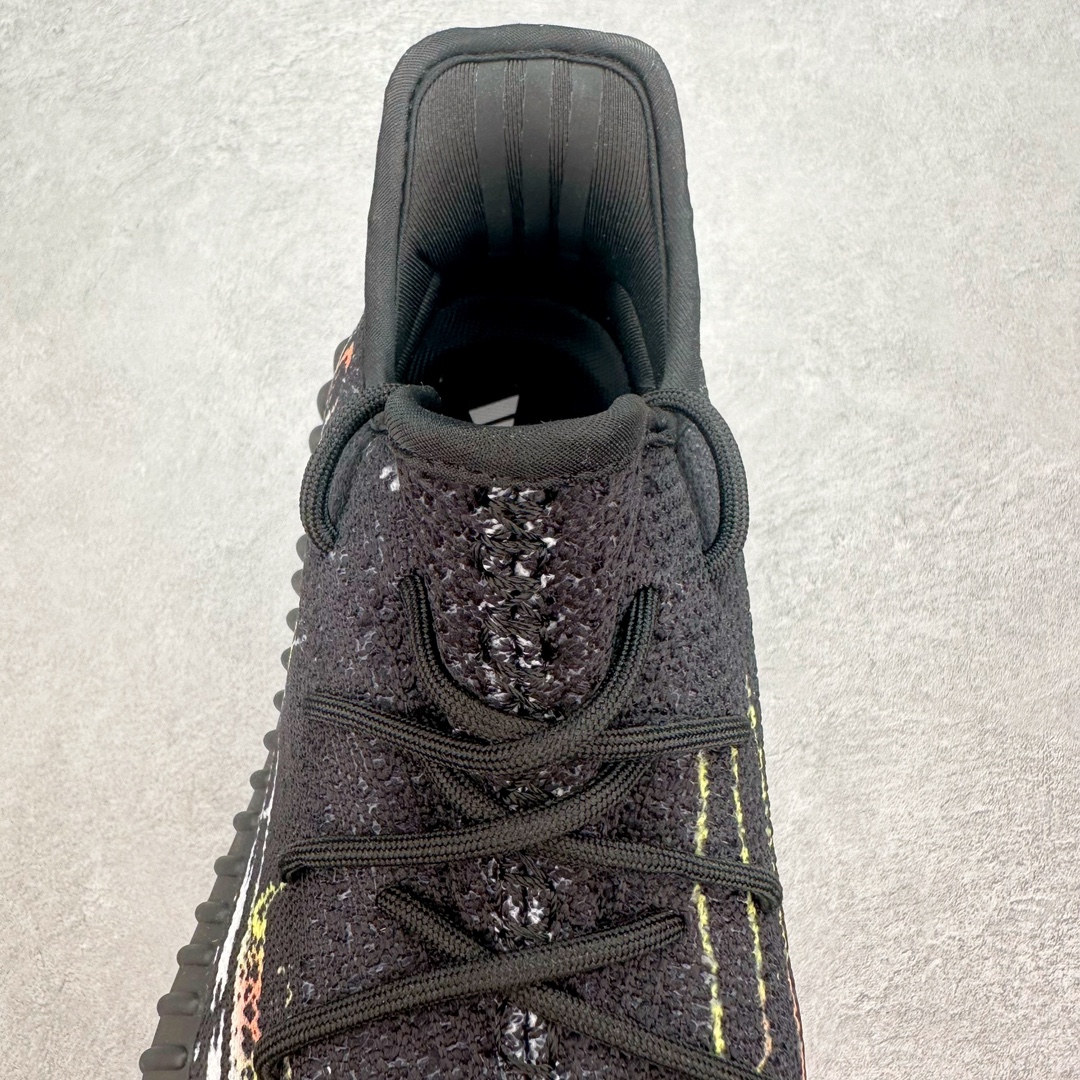 图片[5]-Yeezy Boost 350 V2 系列得物定制球鞋 涂鸦配色 全套原楦 原纸版 原鞋开模完美打造 采用辰元飞织鱼丝网原厂面 非进口机台 大底原厂半透明RB巴斯夫满钉大底 原厂东莞百宏3M反光鞋带 质感一致 原厂鑫成新粉原鞋垫 LOGO胶浆印花 钛金针与高士马克线针车精工打造 一切遵循原厂指令单采购同源原材 采购全套原厂进口材料 尺码：36 36.5 37 38 38.5 39 40 40.5 41 42 42.5 43 44 44.5 45 46 47-选品中心