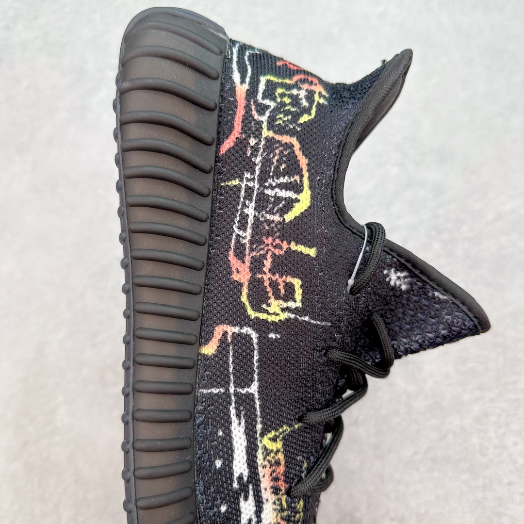 图片[6]-Yeezy Boost 350 V2 系列得物定制球鞋 涂鸦配色 全套原楦 原纸版 原鞋开模完美打造 采用辰元飞织鱼丝网原厂面 非进口机台 大底原厂半透明RB巴斯夫满钉大底 原厂东莞百宏3M反光鞋带 质感一致 原厂鑫成新粉原鞋垫 LOGO胶浆印花 钛金针与高士马克线针车精工打造 一切遵循原厂指令单采购同源原材 采购全套原厂进口材料 尺码：36 36.5 37 38 38.5 39 40 40.5 41 42 42.5 43 44 44.5 45 46 47-选品中心