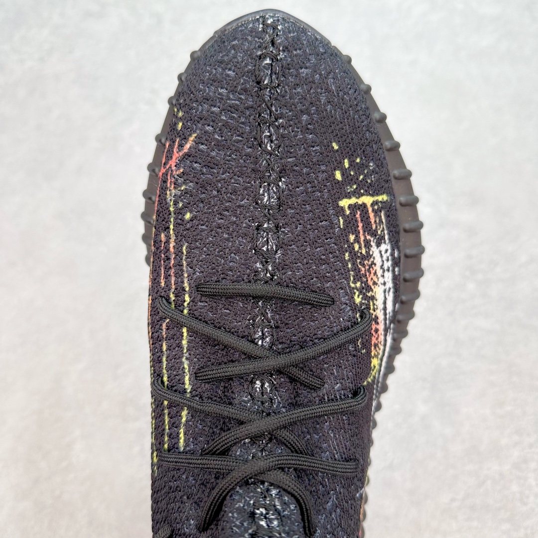 图片[4]-Yeezy Boost 350 V2 系列得物定制球鞋 涂鸦配色 全套原楦 原纸版 原鞋开模完美打造 采用辰元飞织鱼丝网原厂面 非进口机台 大底原厂半透明RB巴斯夫满钉大底 原厂东莞百宏3M反光鞋带 质感一致 原厂鑫成新粉原鞋垫 LOGO胶浆印花 钛金针与高士马克线针车精工打造 一切遵循原厂指令单采购同源原材 采购全套原厂进口材料 尺码：36 36.5 37 38 38.5 39 40 40.5 41 42 42.5 43 44 44.5 45 46 47-选品中心