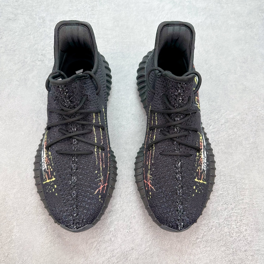 图片[2]-Yeezy Boost 350 V2 系列得物定制球鞋 涂鸦配色 全套原楦 原纸版 原鞋开模完美打造 采用辰元飞织鱼丝网原厂面 非进口机台 大底原厂半透明RB巴斯夫满钉大底 原厂东莞百宏3M反光鞋带 质感一致 原厂鑫成新粉原鞋垫 LOGO胶浆印花 钛金针与高士马克线针车精工打造 一切遵循原厂指令单采购同源原材 采购全套原厂进口材料 尺码：36 36.5 37 38 38.5 39 40 40.5 41 42 42.5 43 44 44.5 45 46 47-选品中心