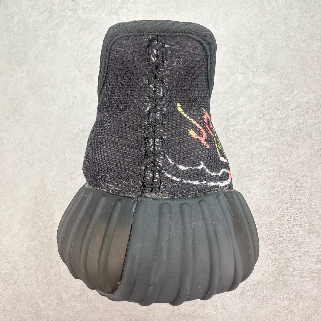 图片[8]-Yeezy Boost 350 V2 系列得物定制球鞋 涂鸦配色 全套原楦 原纸版 原鞋开模完美打造 采用辰元飞织鱼丝网原厂面 非进口机台 大底原厂半透明RB巴斯夫满钉大底 原厂东莞百宏3M反光鞋带 质感一致 原厂鑫成新粉原鞋垫 LOGO胶浆印花 钛金针与高士马克线针车精工打造 一切遵循原厂指令单采购同源原材 采购全套原厂进口材料 尺码：36 36.5 37 38 38.5 39 40 40.5 41 42 42.5 43 44 44.5 45 46 47-选品中心