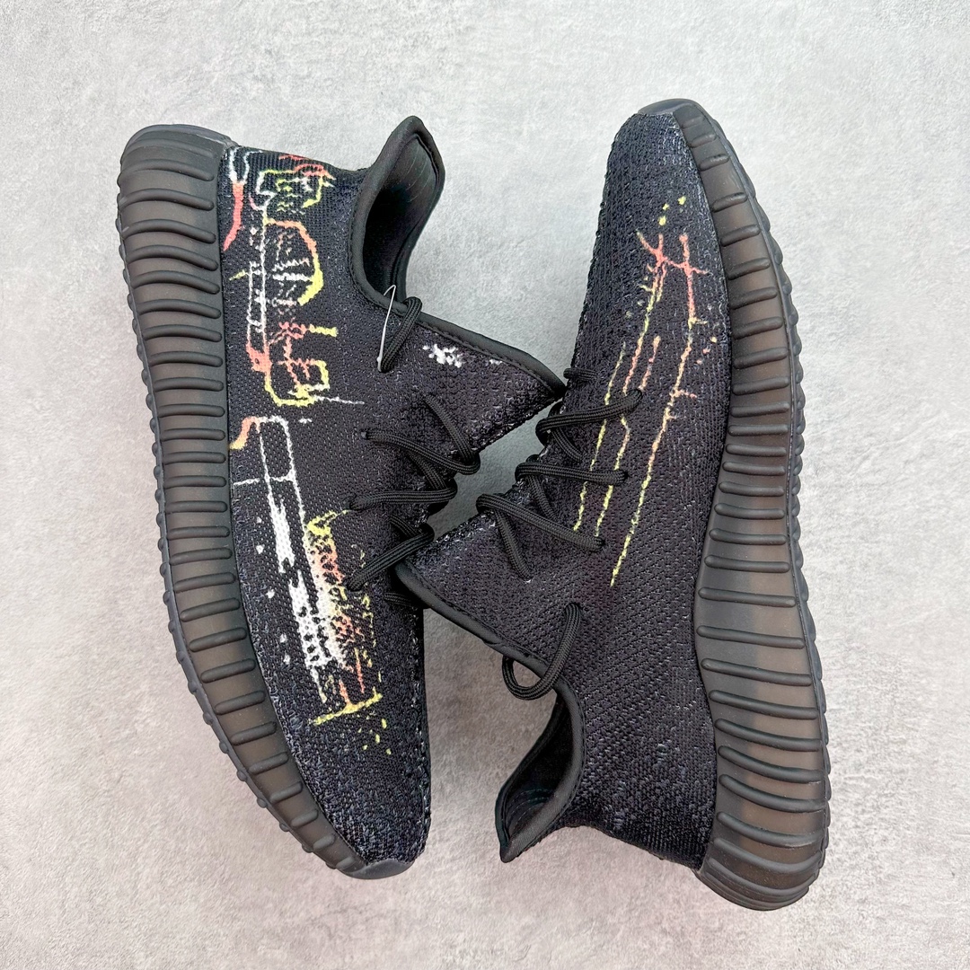 图片[3]-Yeezy Boost 350 V2 系列得物定制球鞋 涂鸦配色 全套原楦 原纸版 原鞋开模完美打造 采用辰元飞织鱼丝网原厂面 非进口机台 大底原厂半透明RB巴斯夫满钉大底 原厂东莞百宏3M反光鞋带 质感一致 原厂鑫成新粉原鞋垫 LOGO胶浆印花 钛金针与高士马克线针车精工打造 一切遵循原厂指令单采购同源原材 采购全套原厂进口材料 尺码：36 36.5 37 38 38.5 39 40 40.5 41 42 42.5 43 44 44.5 45 46 47-选品中心