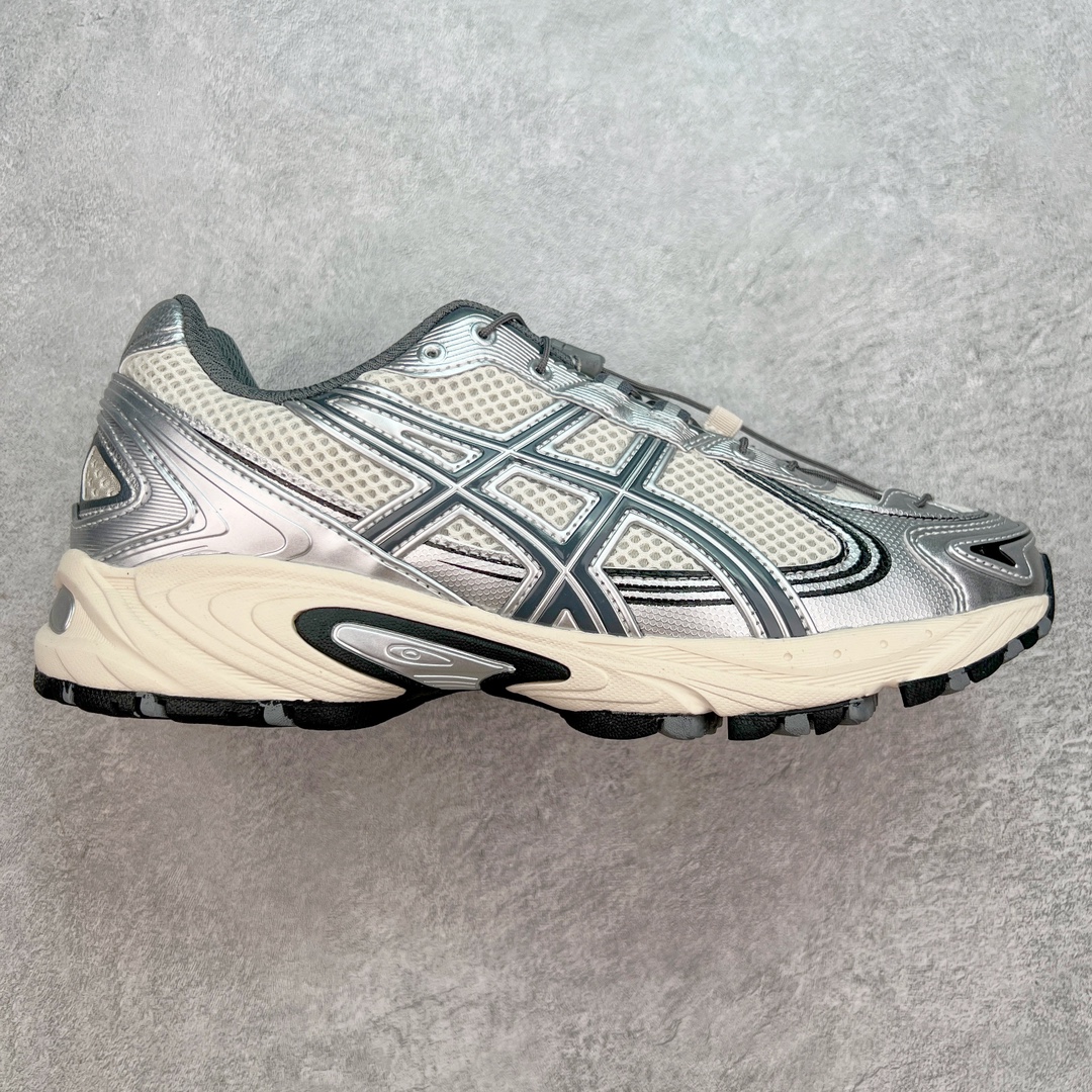 💰210 ＃Lw纯原 ASICS Gel-Kahana TR V4 亚瑟士机能户外风系列低帮轻量缓震休闲运动跑步鞋 身处城市的喧嚣，内心的想象却永不停歇，Z世代处于现实的繁忙中始终想象着生活的另一种可能和对未知的展望。想象并非背离现实，而是对自我最真实的期待。为鼓励新世代青年唤起对自我的正向的想象，并展开积极的行动，ASICS亚瑟士于2024释出全新主题——唤想自定义。率先推出鞋款GEL-KAHANA TR V4，将出色的城市潮流与户外机能融为一体，实现无界想象与唤回真实自我的完美连结。于城市绽放姿态，唤想自定义。GEL-KAHANA TR V4融合了极具户外型格的设计细节。鞋款大底与中底采用了AHAR耐磨橡胶与GEL缓震胶技术，拥有良好的抓地力与舒适的穿着体验。鞋底所使用的一体化TPU稳定片，为更好地贴合GEL-KAHANA TR V4而全新开模再造，能有效防止脚部过度扭转与侧翻，在提供优秀稳定性的同时，进一步增强了鞋款的机能设计美学。快速系带系统在方便穿戴的同时，为户外运动提供了更优的防护。 GEL-KAHANA TR V4为日常穿着提供稳定、舒适的支撑，鼓励每个人在城市空间中的大胆探索，追寻无拘束的旷野之梦。尺码：36 37 37.5 38 39 39.5 40.5 41.5 42 42.5 43.5 44 44.5 45 46 编码：by2936080-运动鞋