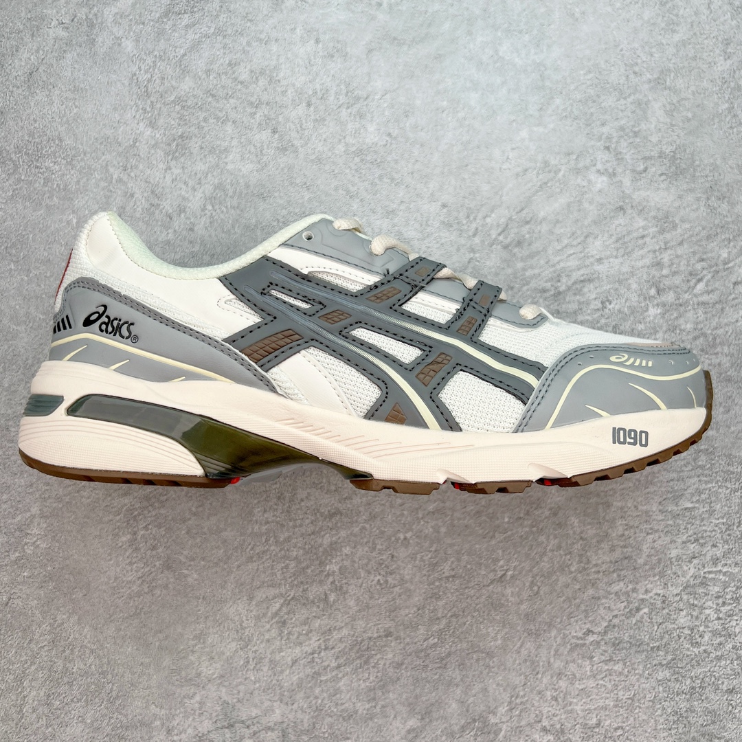 💰150 ASICS Tiger GEL-1090V2 系列亚瑟士低帮户外风休闲运动跑步鞋 早在 2019 年 ASICS 就推出了流行的 2004 GEL-1090 的新版本 该产品因其复古外观和舒适的造型而被推向现代街头服饰 现在ASICS 以时下流行的运动美学改造鞋款 以对跑步者的新诠释打造全新 GEL-1090 v2 在新版本中 ASICS 专注于日常衣橱的采用 将优质绒面革和柔软皮革的毛绒组合拼凑在运动鞋的覆盖层上 以柔和的配色为重点，新运动鞋的改良美学为 2019 年发布的 GEL-1090 的金属色调提供了一种简约的选择 然而 它曾经受到运动员广泛喜爱的流线型轮廓在新型号中保持不变 将舒适性和多功能性保持在设计的核心 这款运动鞋还保留了网眼鞋身 确保透气性 圆形鞋带确保贴合 在原版的新进展中 该品牌使用 GEL 系列的最新技术开发更新了运动鞋的外观 简约之选 新运动鞋的改良美学 尺码：36 37 37.5 38 39 39.5 40 40.5 41.5 42 42.5 43.5 44 44.5 45 编码：Bby2936020-运动鞋